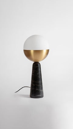 Tischlampe „Globe“ aus Messing, quadratisch in Kreis