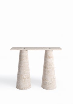 Console en travertin à l'intérieur et à l'extérieur de Karen Chekerdjian