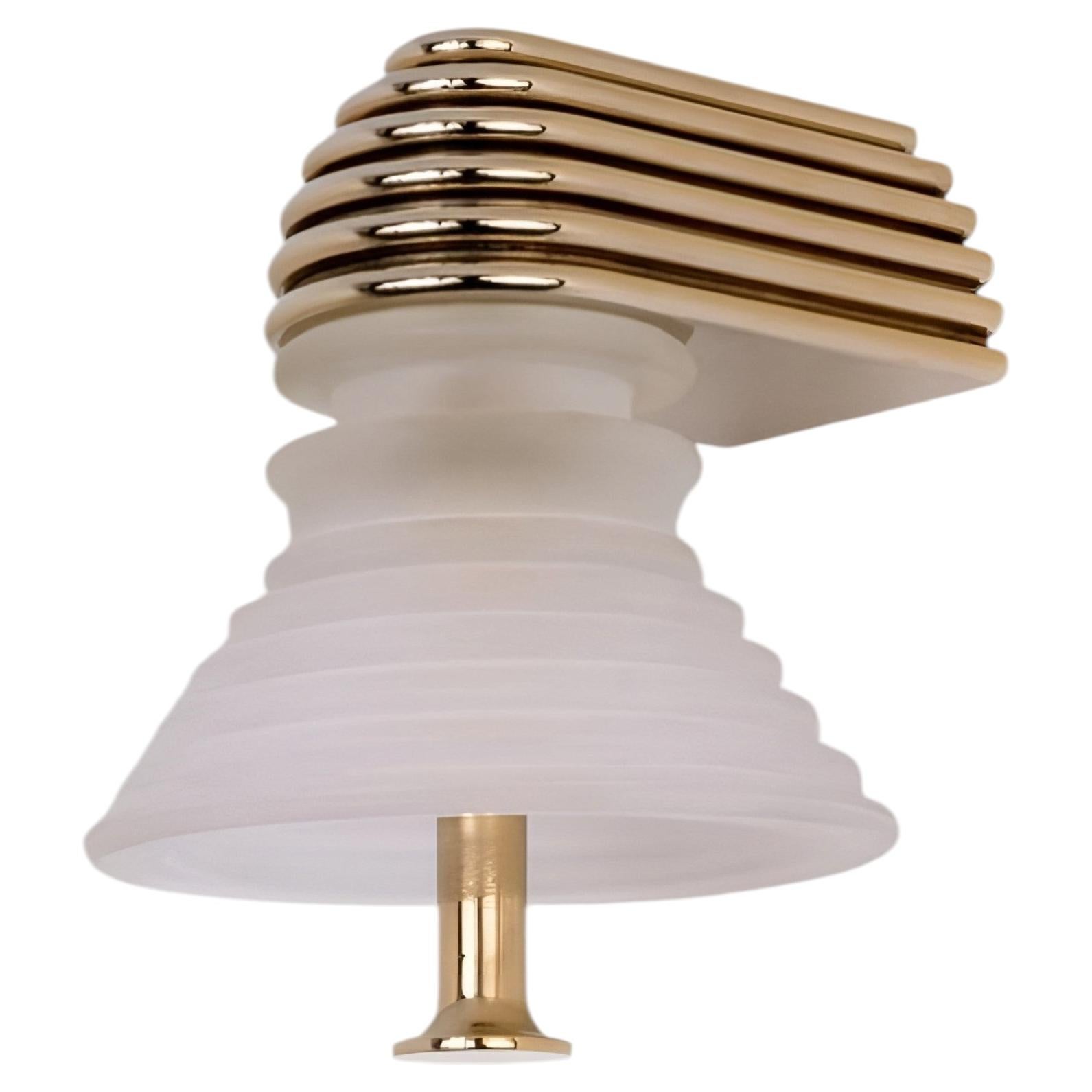 Insulator - Applique en verre dépoli et laiton poli par Novocastrian