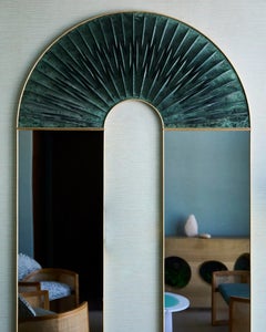 Elegante Espejo de Pared de Mármol Macizo con Marco de Piedra y Latón Peafowl, Carla Baz