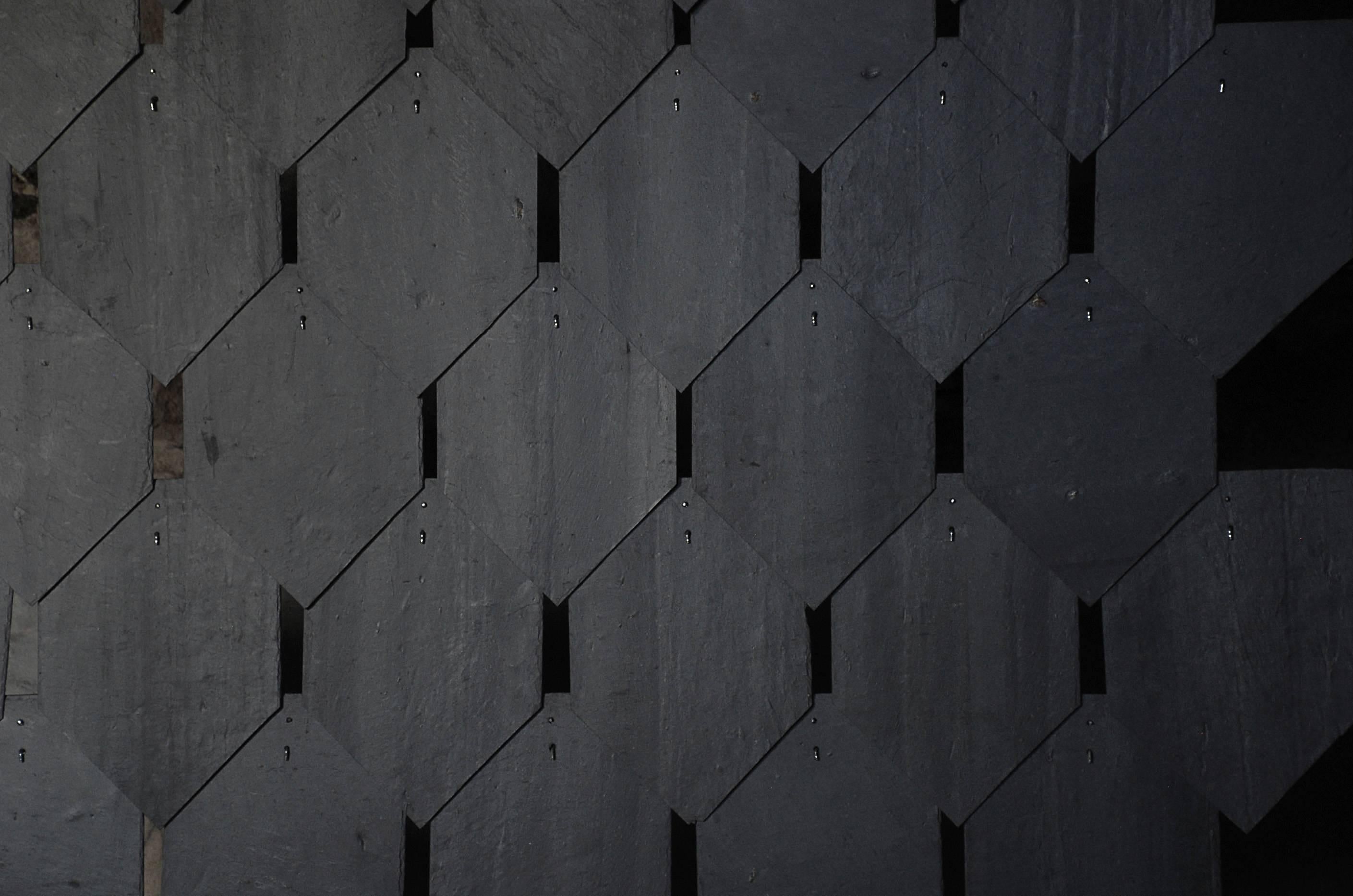 Pudique.
screen.
Frederic Saulou.
Materials: Trélazé black slate, waxed metal structure.
Dimensions: 165 x 145 cm.

Edition of 8.
Signed and Numbered.

“While wandering in the streets I have been observing buildings,
construction toward