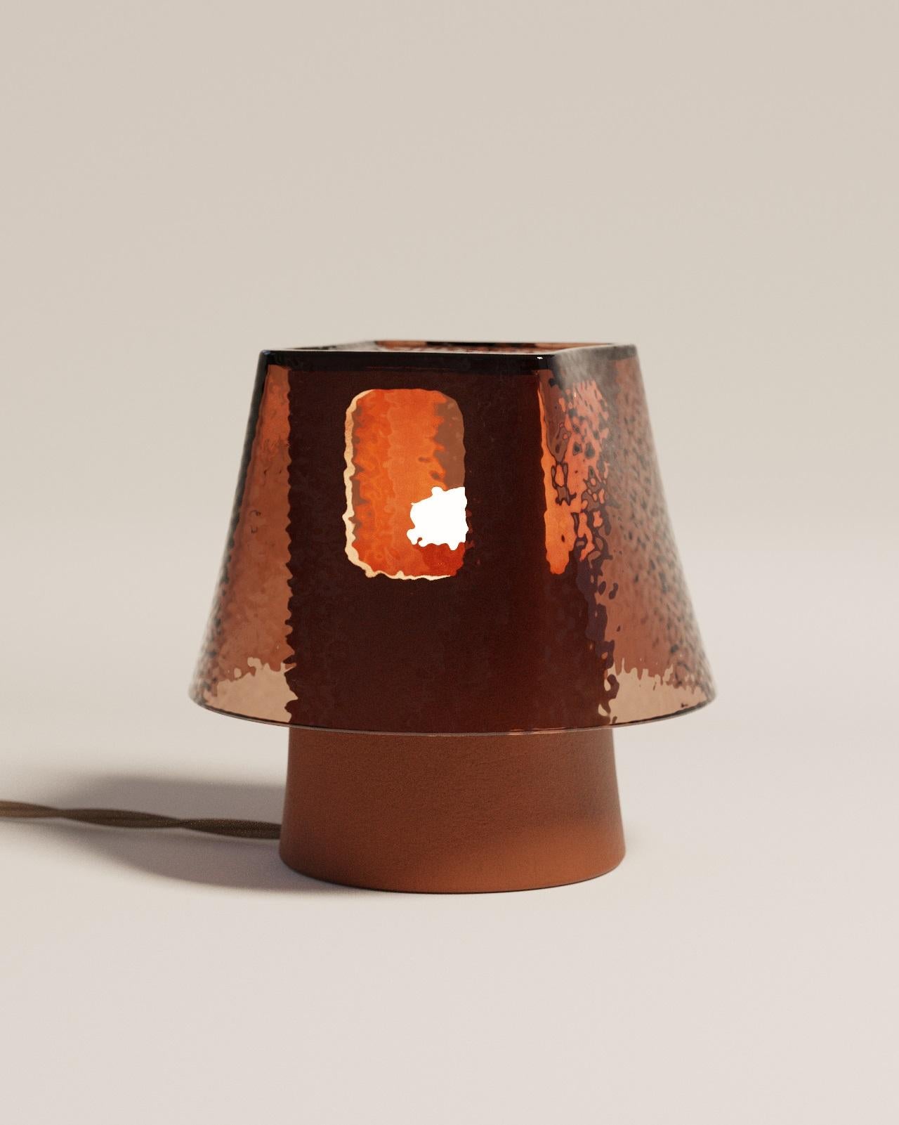 Lampe de table Mesia en verre et céramique par Luis Gimeno
Dimensions : D 30 x L 30 x H 36 cm
MATERIAL : Céramique, verre.

Disponible en verre vert ou ambre. Veuillez nous contacter.

Cette lampe en céramique de Luis Gimeno Design/One est livrée