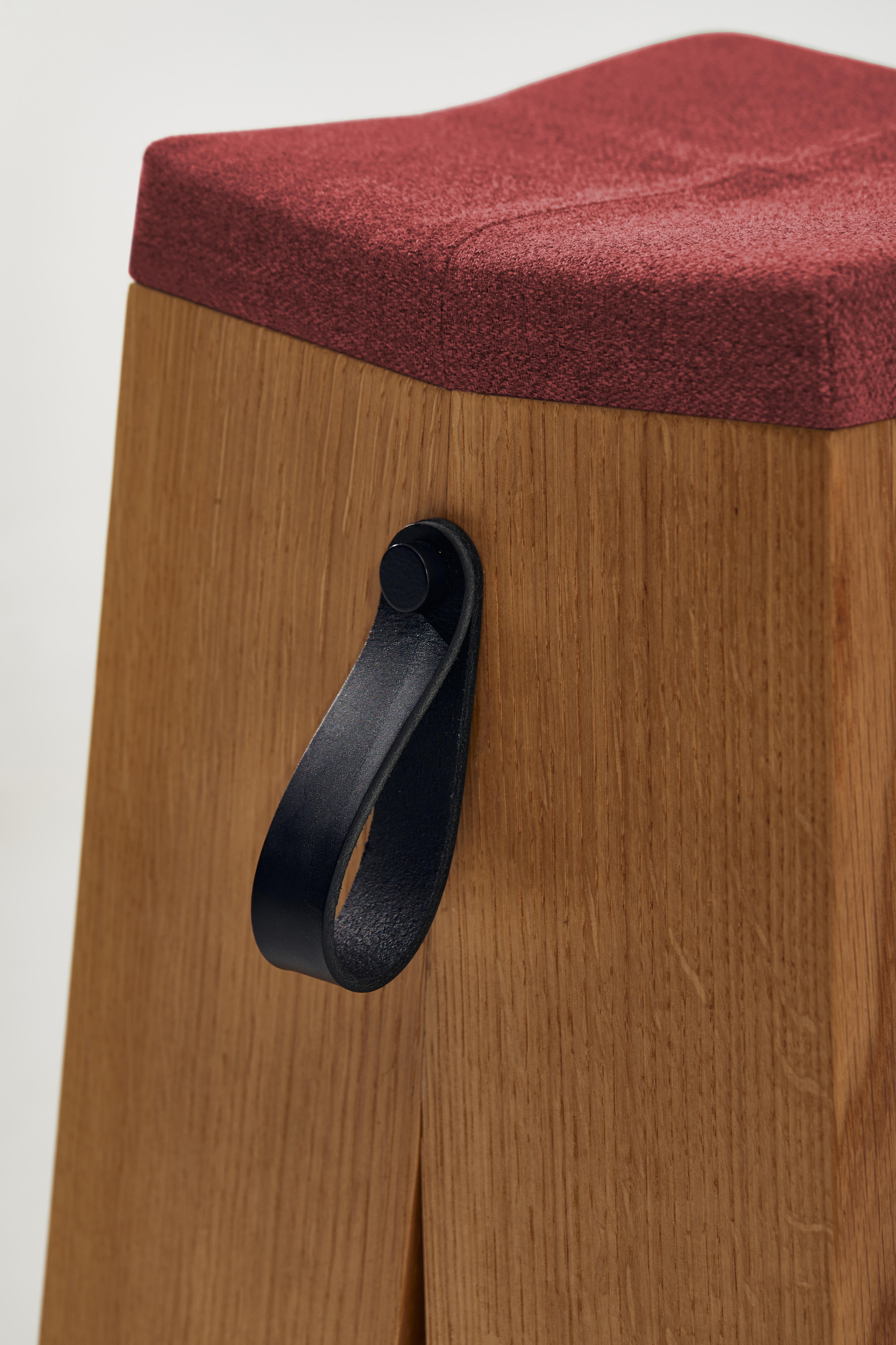 Taburete Happens de madera de roble y tejido de lana rojo melange by Heilig Objects Posmoderno en venta