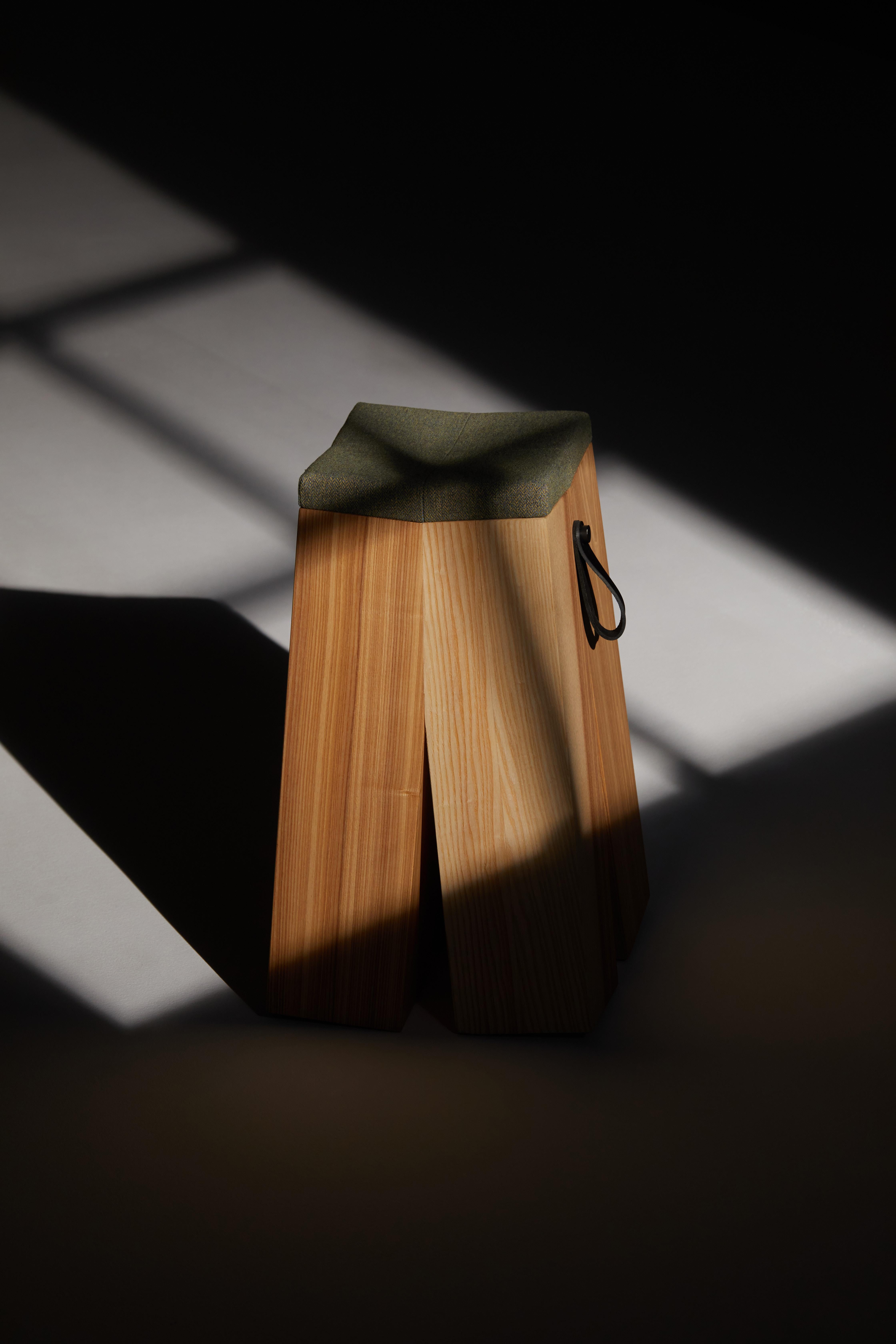 Taburete Happens de madera de roble y tejido de lana rojo melange by Heilig Objects en venta 1