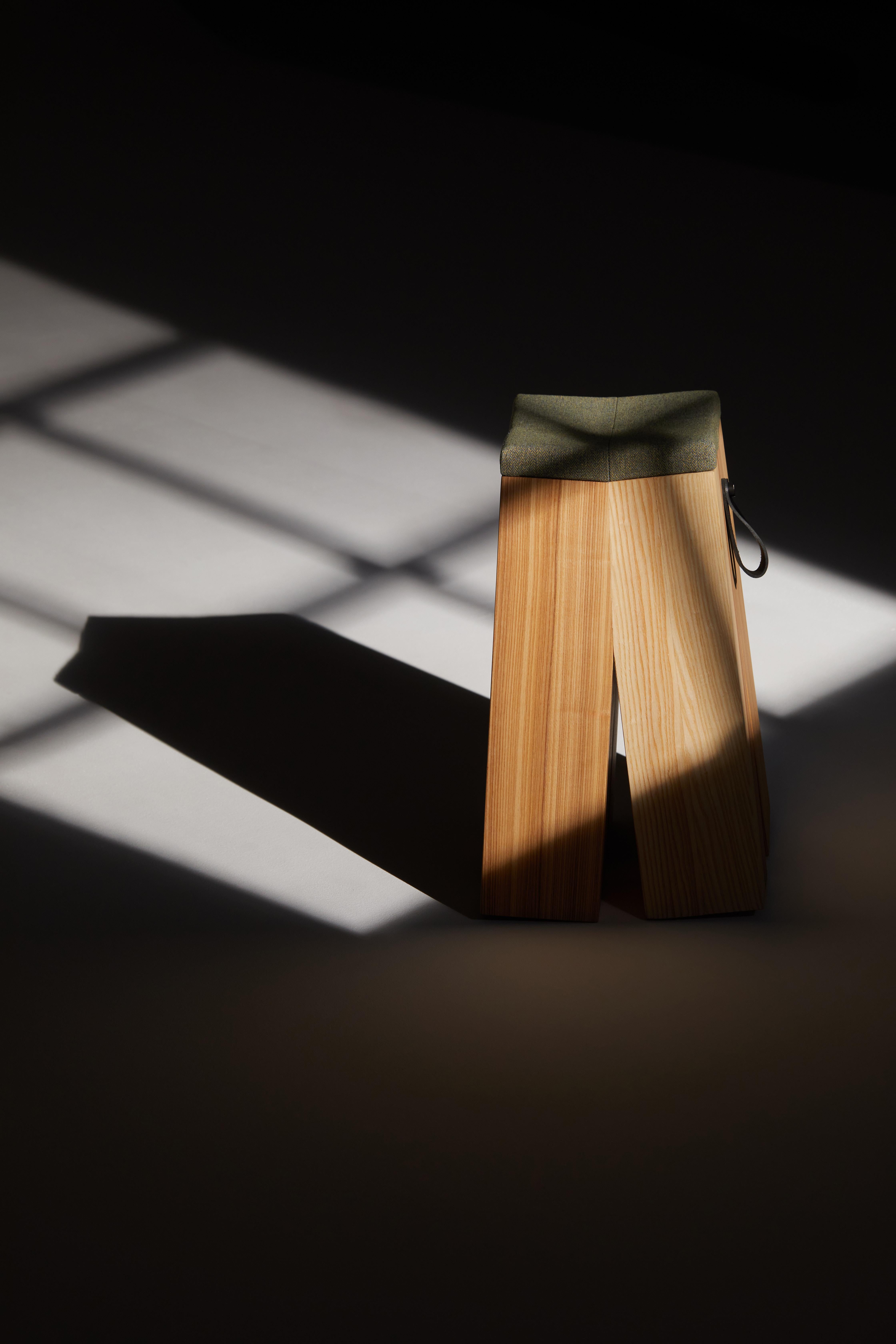 Taburete Happens de madera de roble y tejido de lana rojo melange by Heilig Objects en venta 2