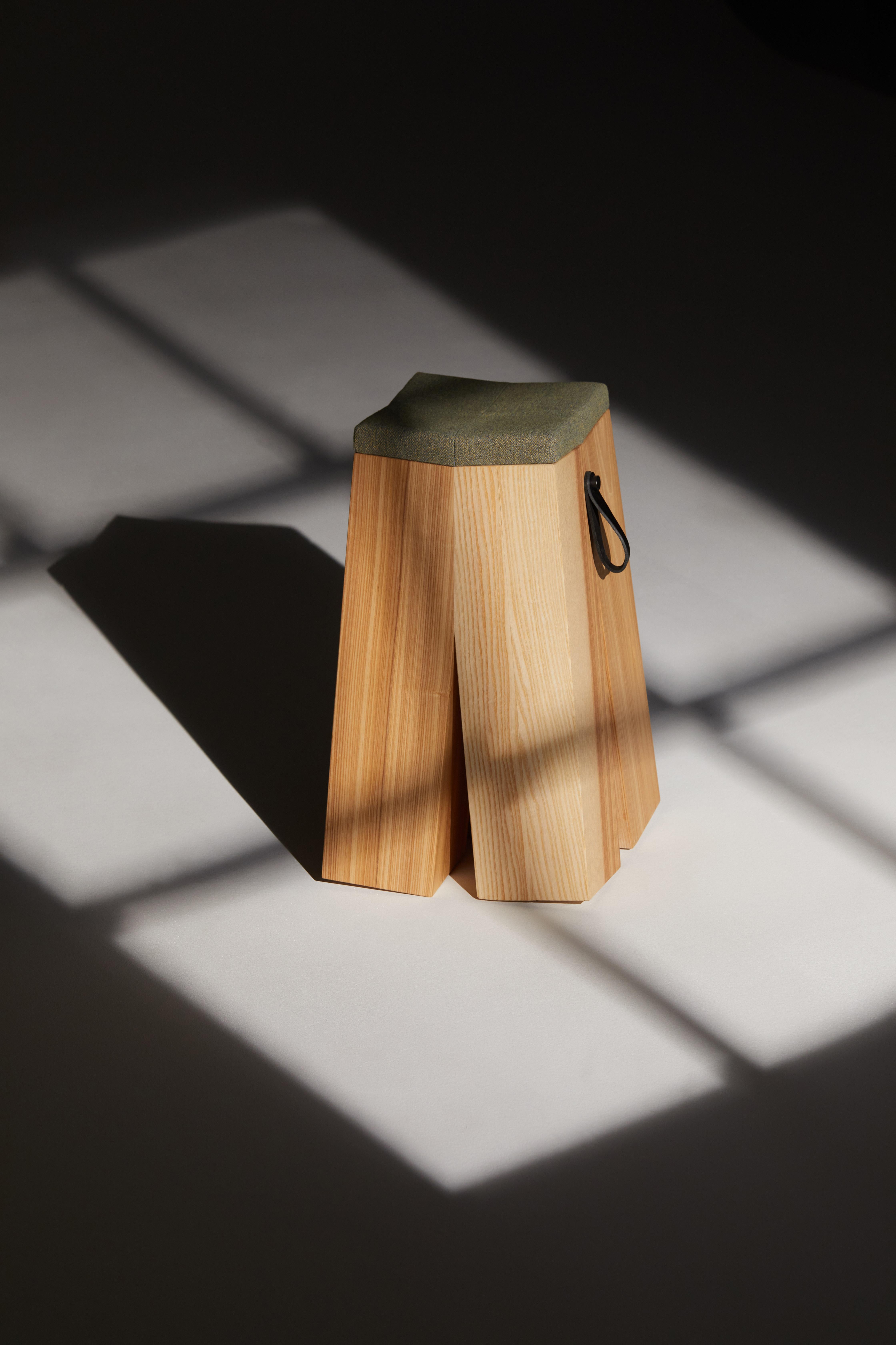 Taburete Happens de madera de roble y tejido de lana rojo melange by Heilig Objects en venta 4