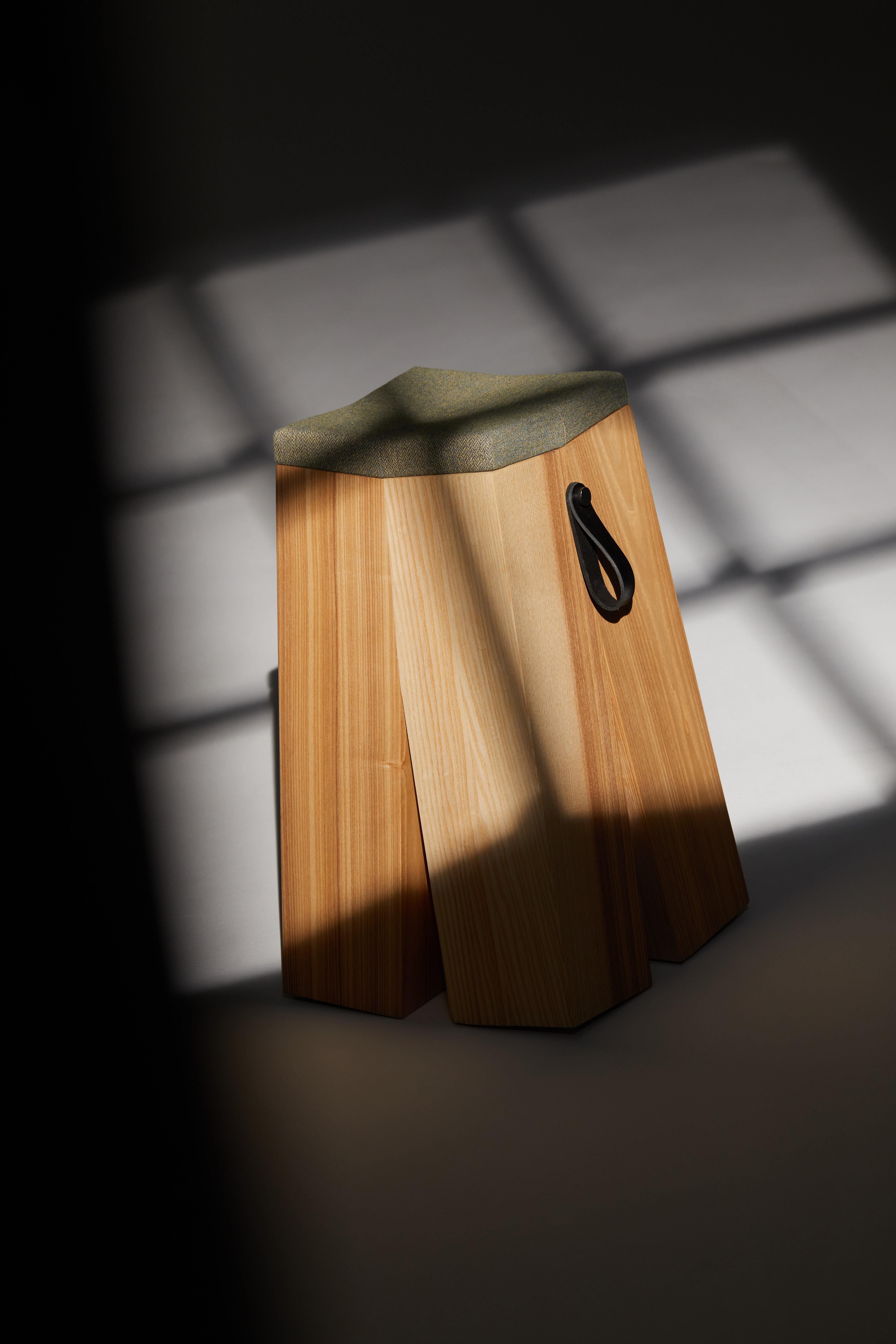 Taburete Happens de madera de roble y tejido de lana rojo melange by Heilig Objects en venta 3