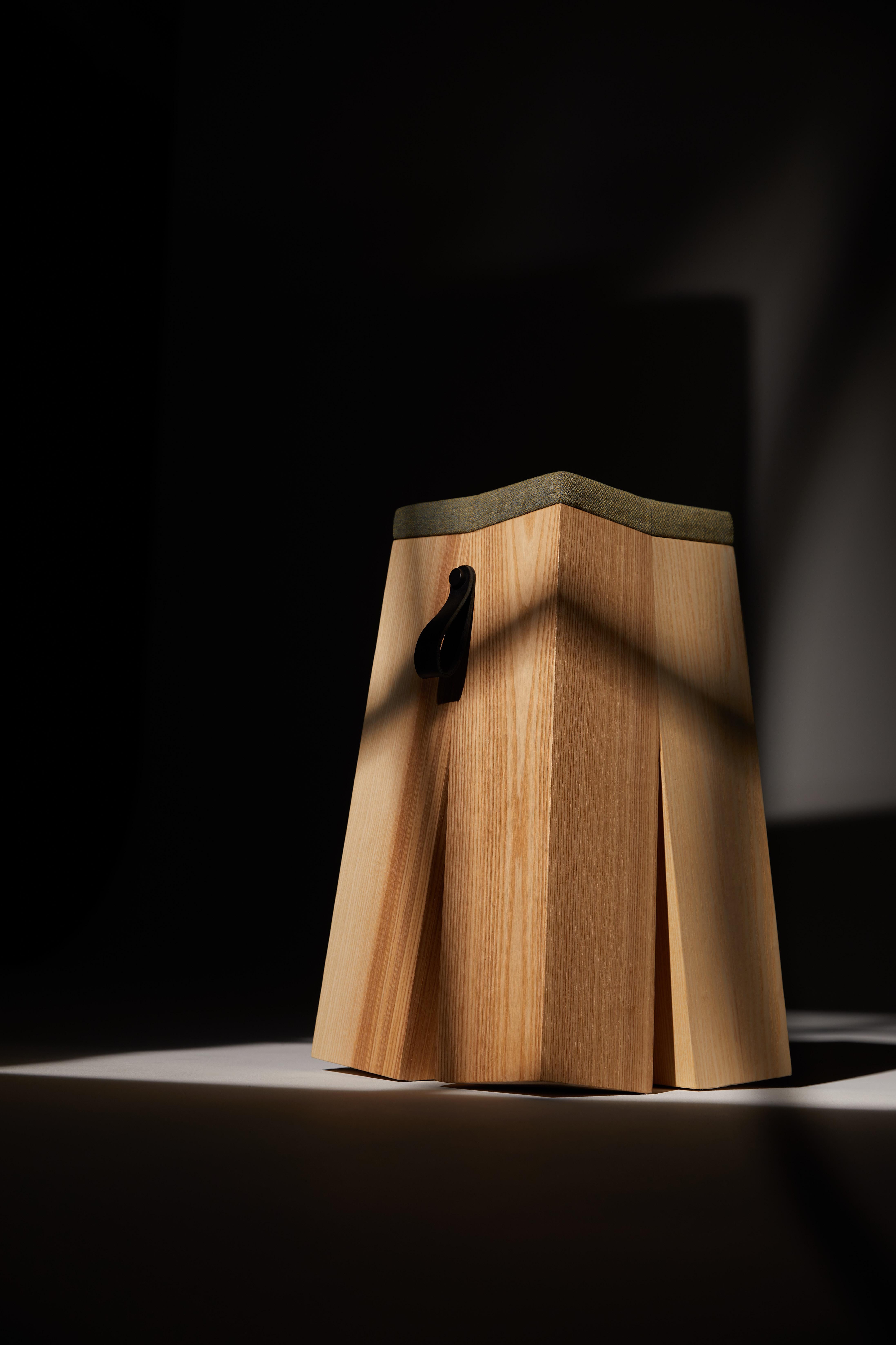 Taburete Happens de madera de roble y tejido de lana rojo melange by Heilig Objects en venta 8