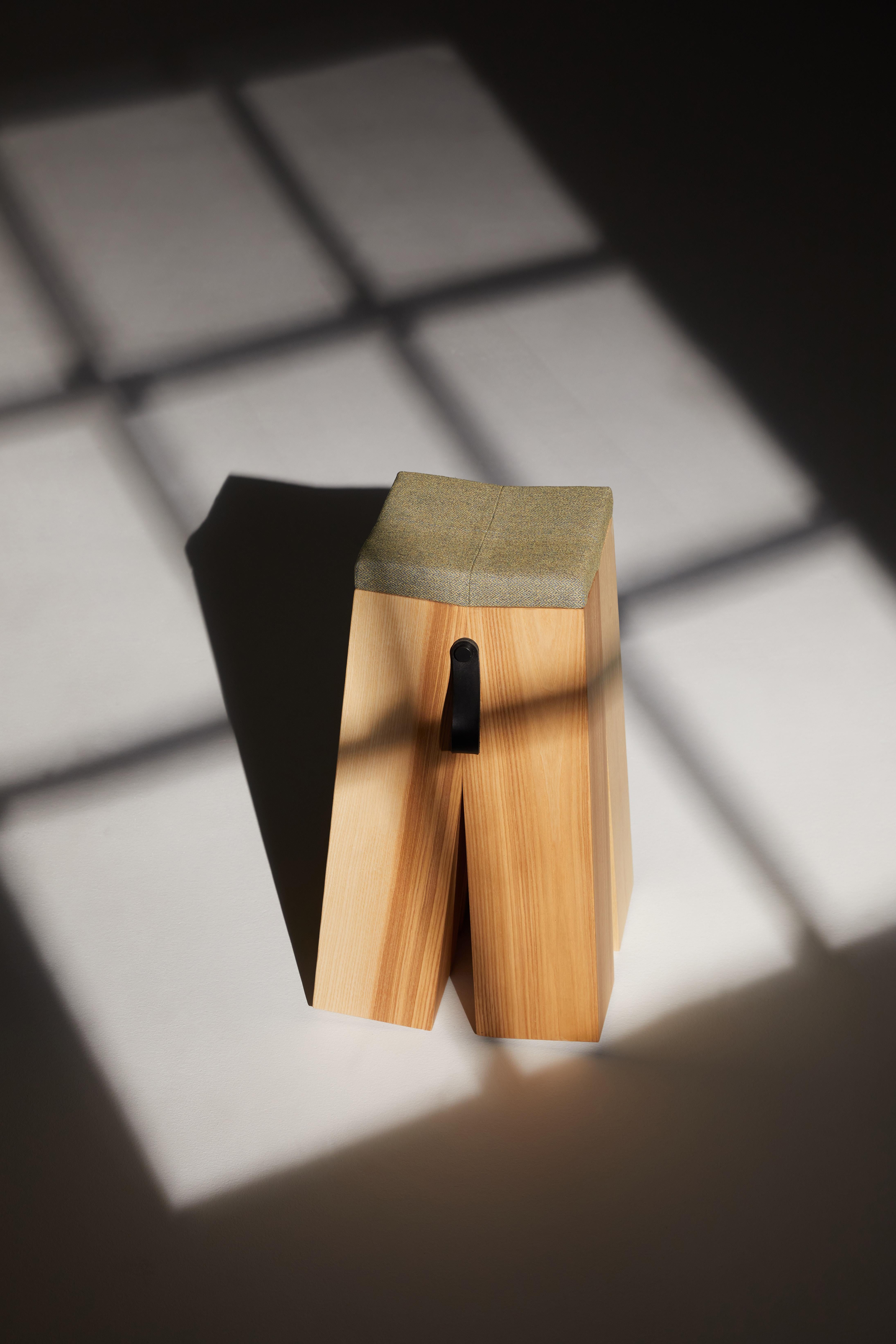 Taburete Happens de madera de roble y tejido de lana rojo melange by Heilig Objects en venta 7