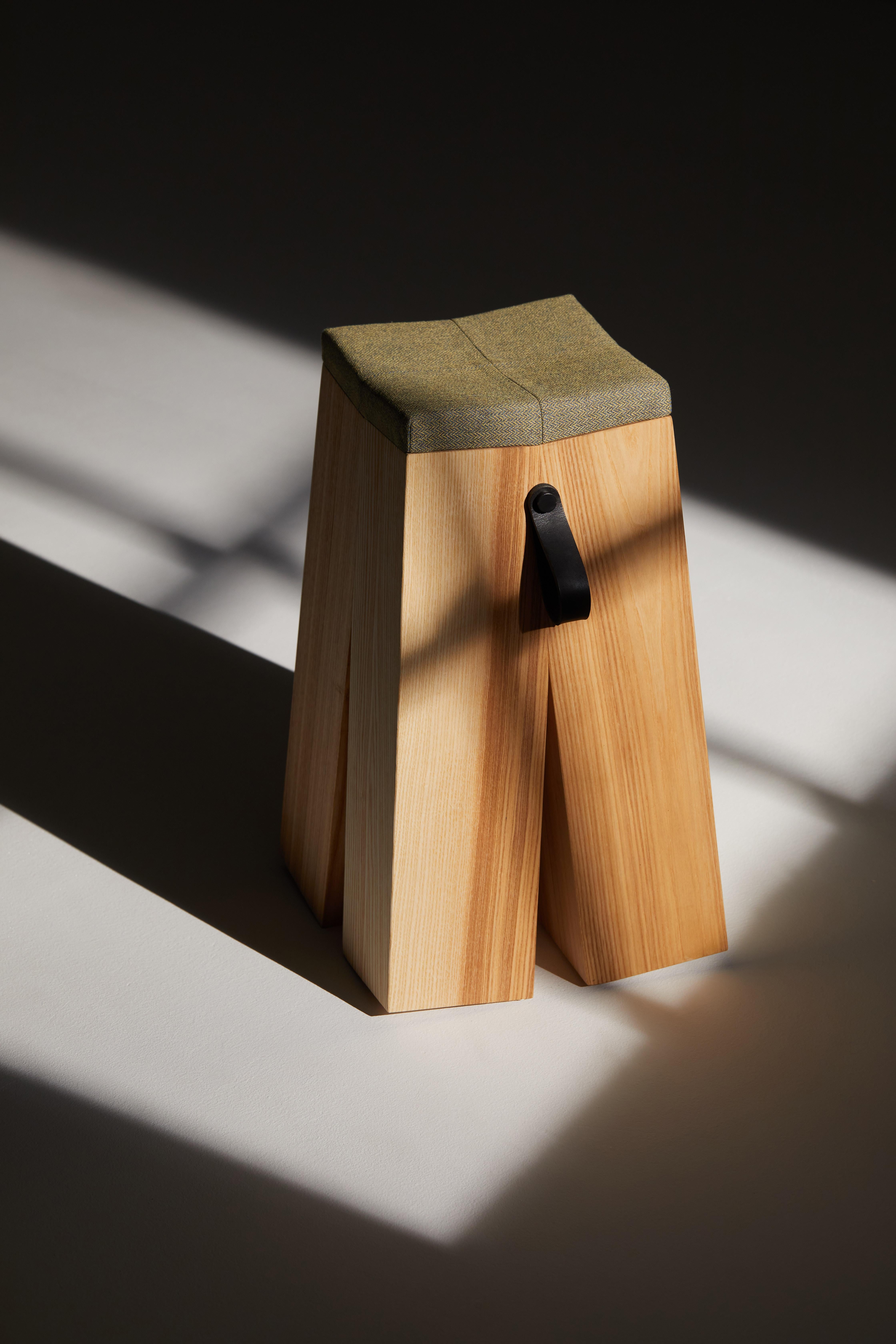 Taburete Happens de madera de roble y tejido de lana rojo melange by Heilig Objects en venta 6