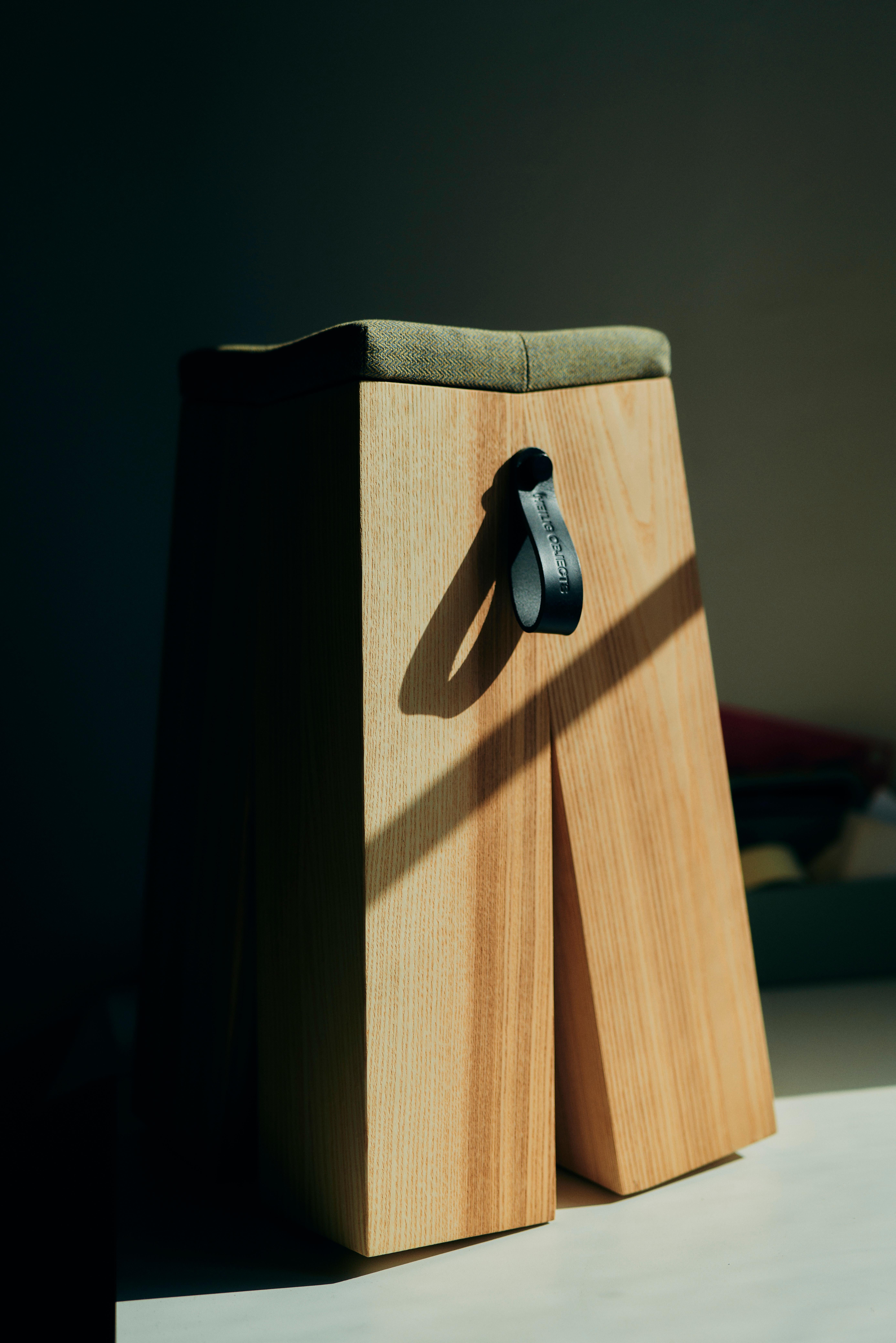 Taburete Happens de madera de roble y tejido de lana rojo melange by Heilig Objects en venta 9