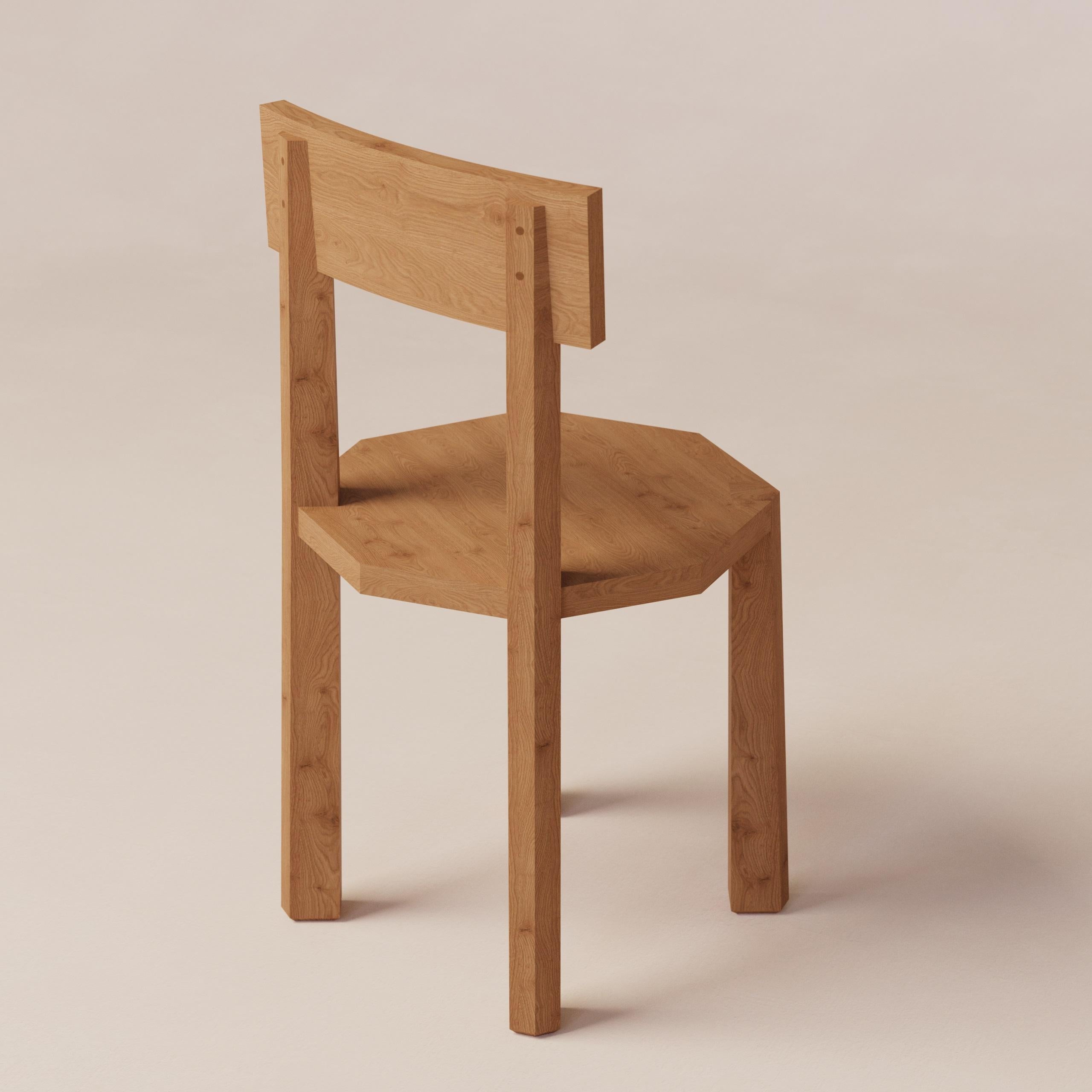 Angle Stuhl aus roter eiche by Luis Gimeno im Zustand „Neu“ im Angebot in Geneve, CH