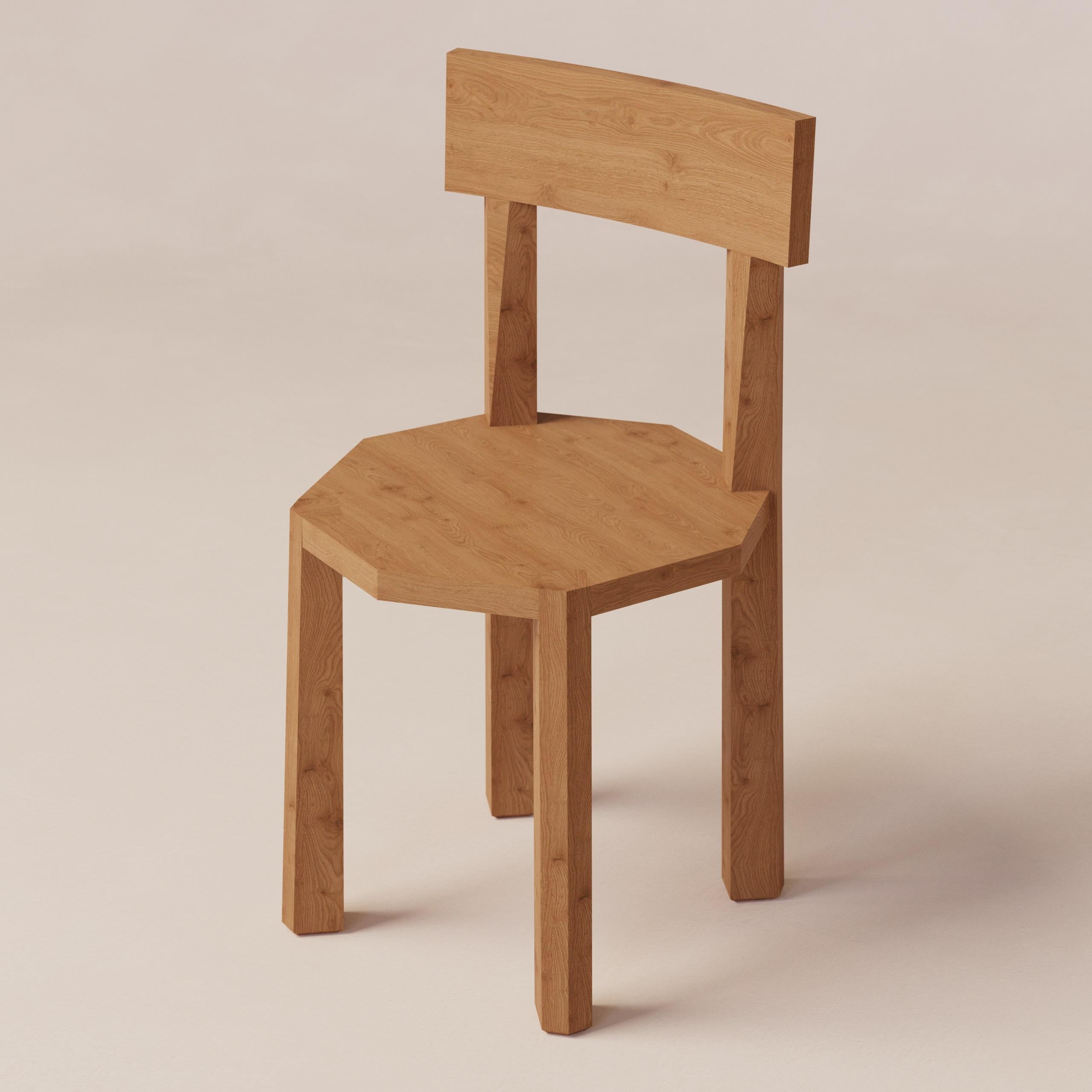 Angle Stuhl aus roter eiche by Luis Gimeno (21. Jahrhundert und zeitgenössisch) im Angebot