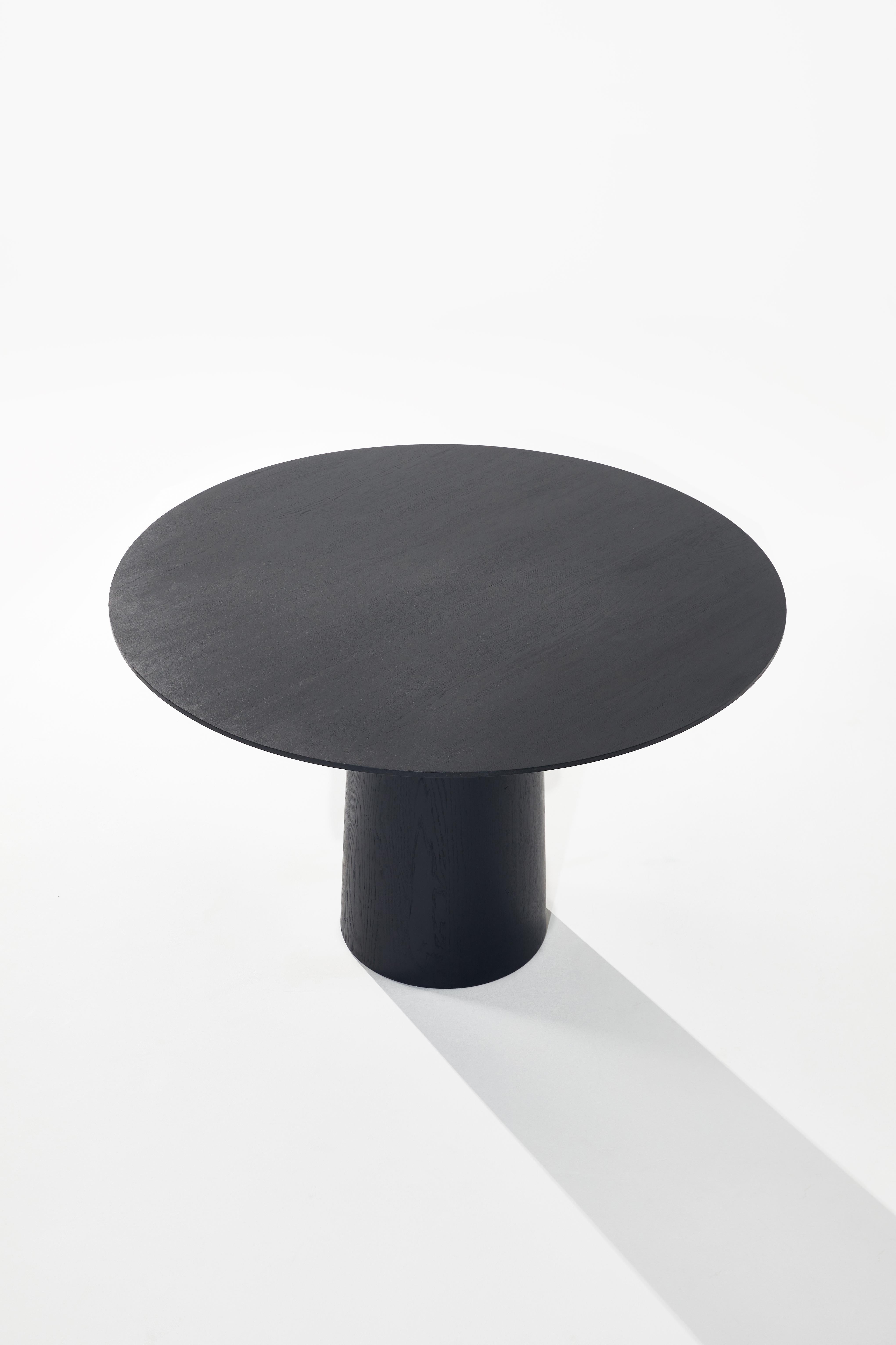 Table de salle à manger Mushrooms-PS en bois Oak Wood teinté noir par Heilig Objects for Objects
Dimensions : D 120 x L 120 x H 74 cm.
Matériaux : Bois de chêne.

Disponible dans les finitions noir teinté et chêne naturel. Veuillez nous