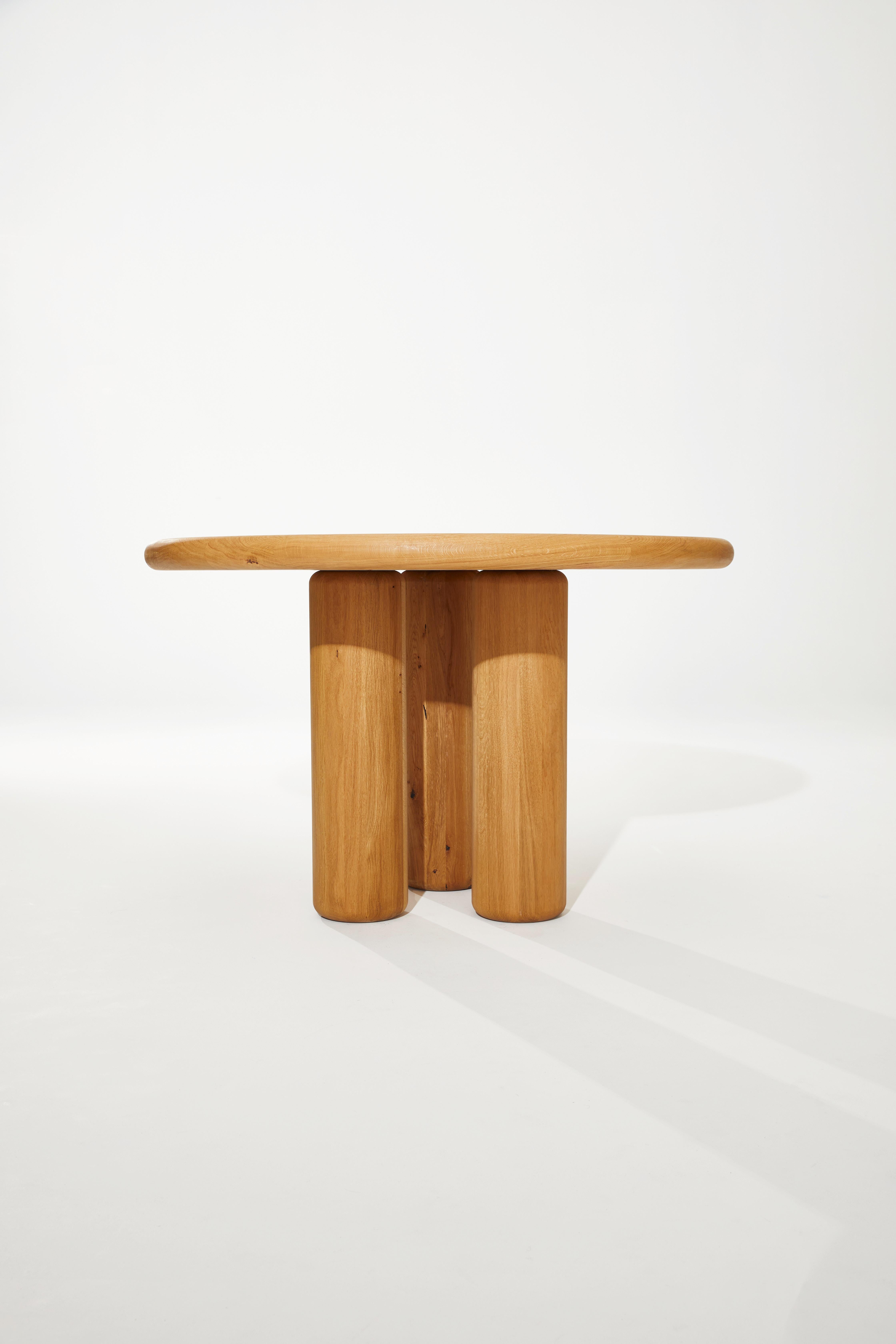 Postmoderne Table de salle à manger Fat Leg 65 en bois Oak Nature par Heilig Objects for Objects en vente