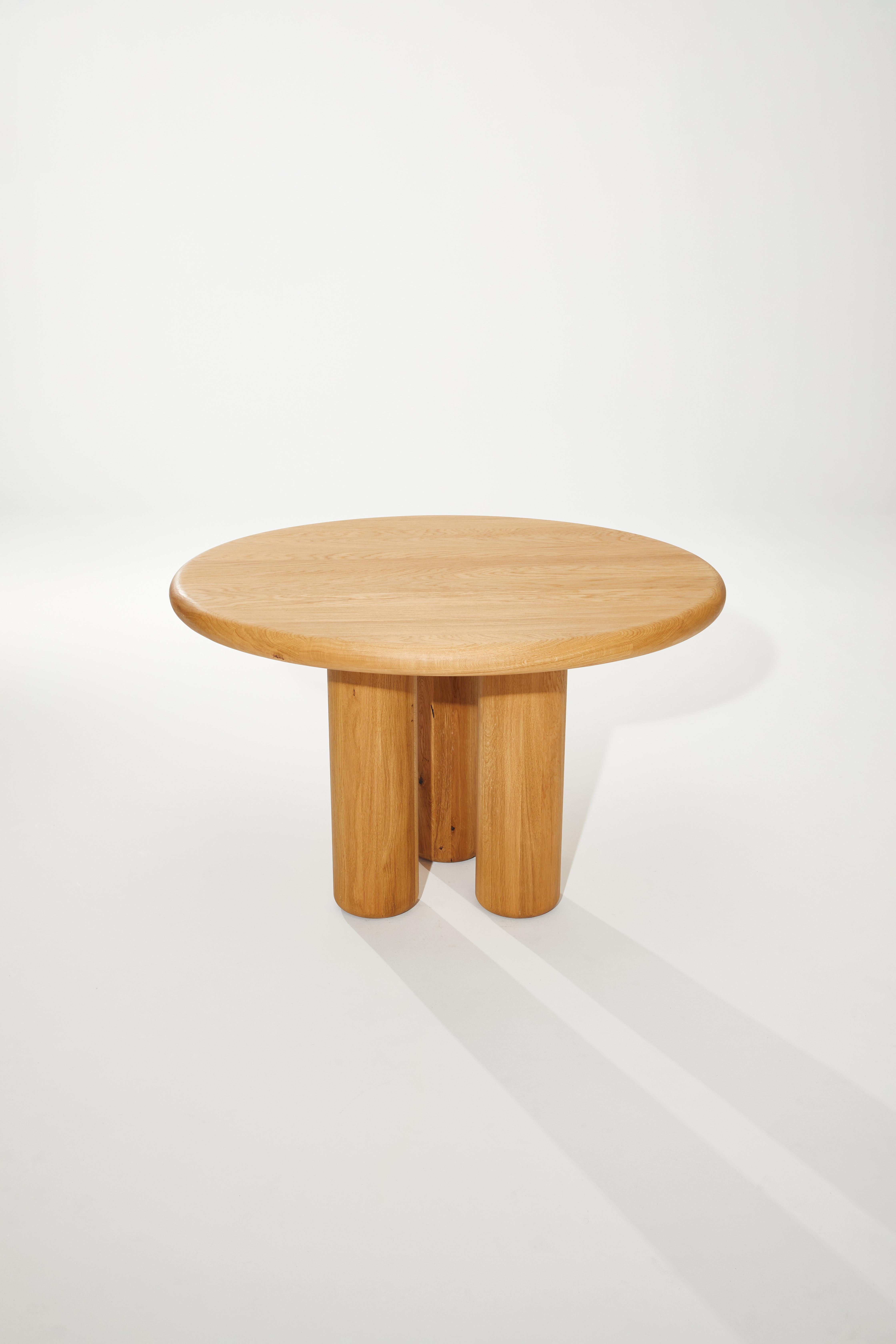 Table de salle à manger Fat Leg 65 en bois Oak Nature par Heilig Objects for Objects
Dimensions : D 120 x L 120 x H 77 cm.
Matériaux : Bois de chêne.

Daniel Heilig. Un jeune designer hongrois-allemand, un artiste charismatique et un cosmopolite