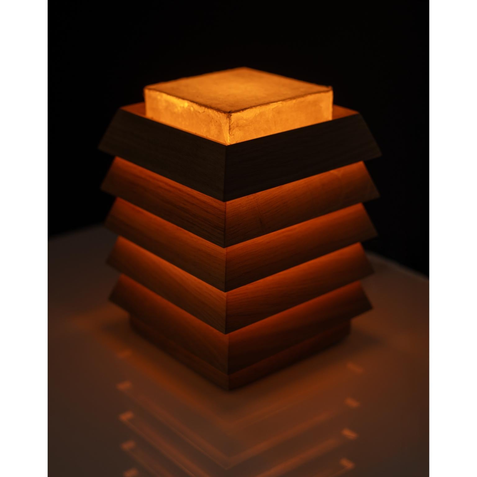 Pagode Small Table Lamp in Oak Wood & Natural Japanese Paper by Heilig Objects In New Condition For Sale In Geneve, CH