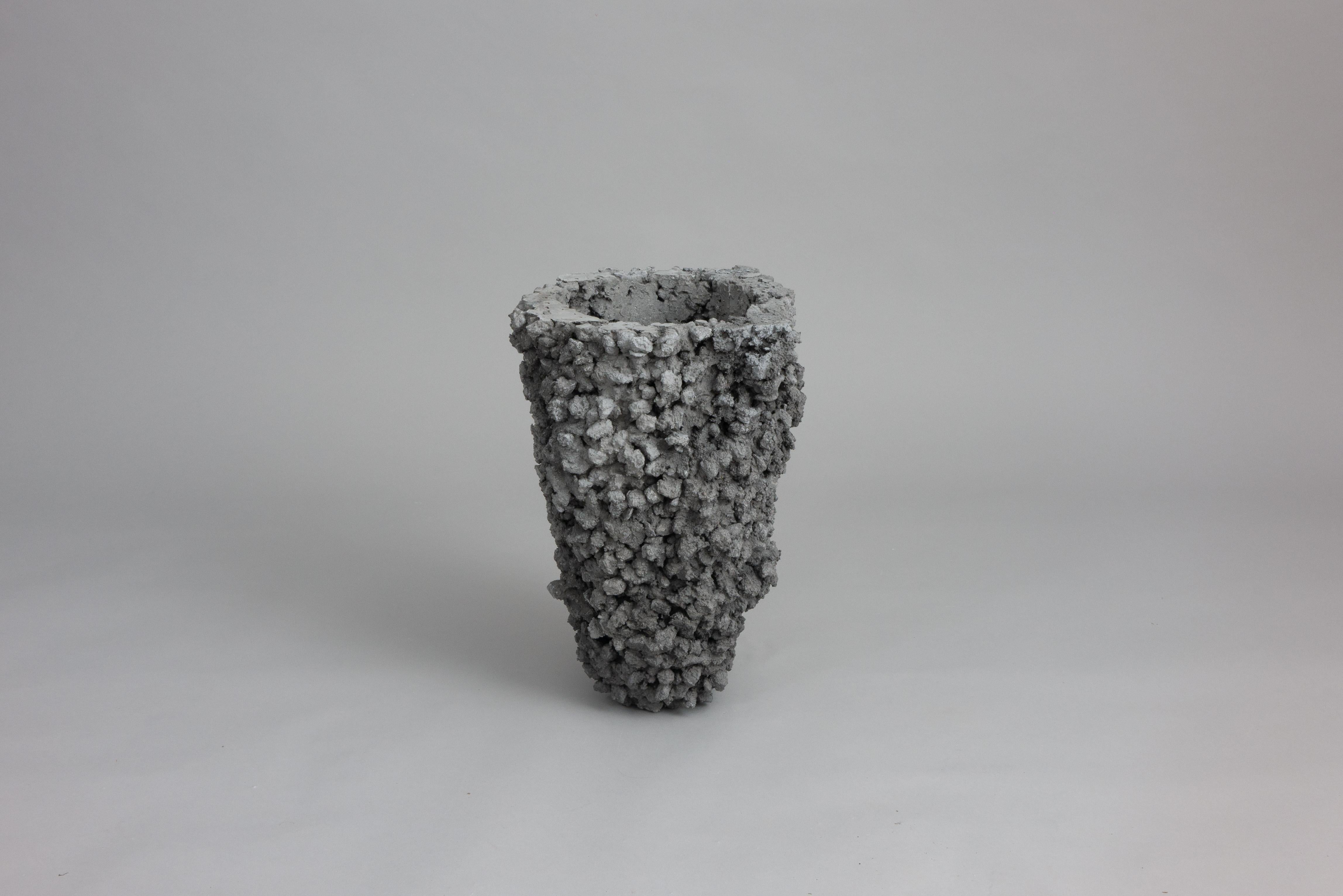 Jarrón de hormigón con pequeñas formaciones artificiales de Davide Ronco
Dimensiones: P 30 x A 42 cm. 
Materiales: Hormigón.

Disponible en blanco y negro. Póngase en contacto con nosotros.

El hormigón, el material más utilizado en el mundo después
