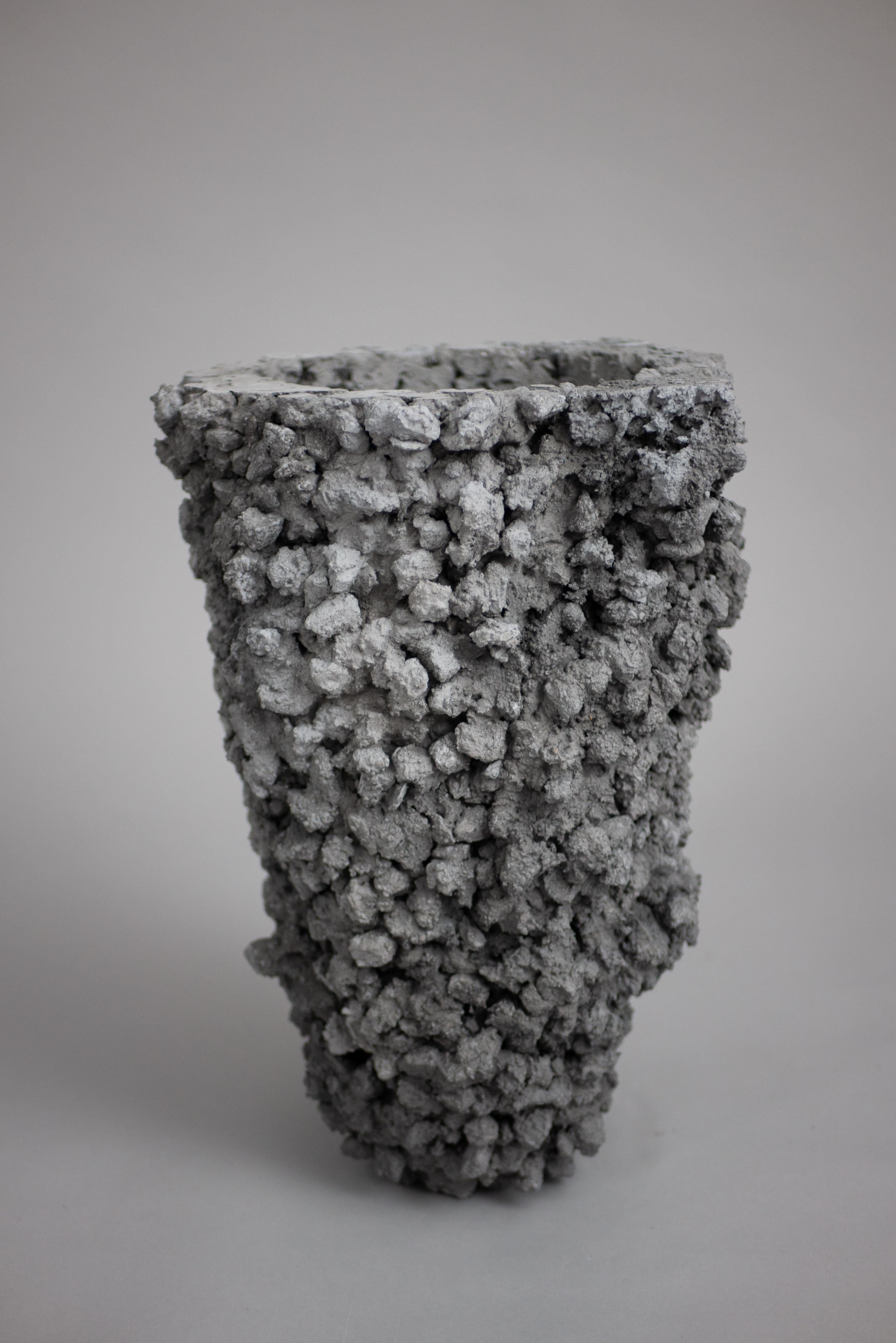 Jarrón de hormigón con pequeñas formaciones artificiales de Davide Ronco Posmoderno en venta