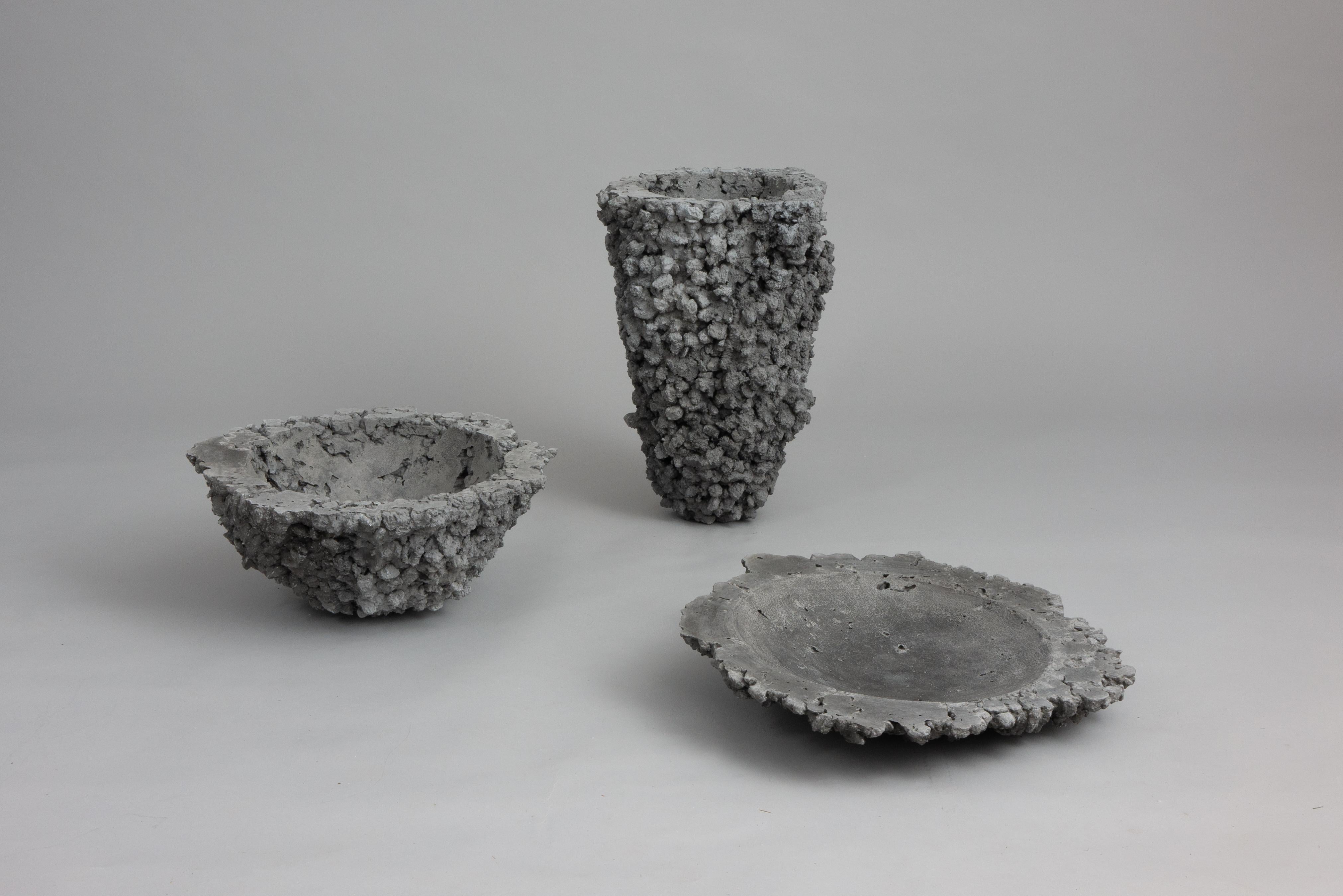 Jarrón de hormigón con pequeñas formaciones artificiales de Davide Ronco Italiano en venta