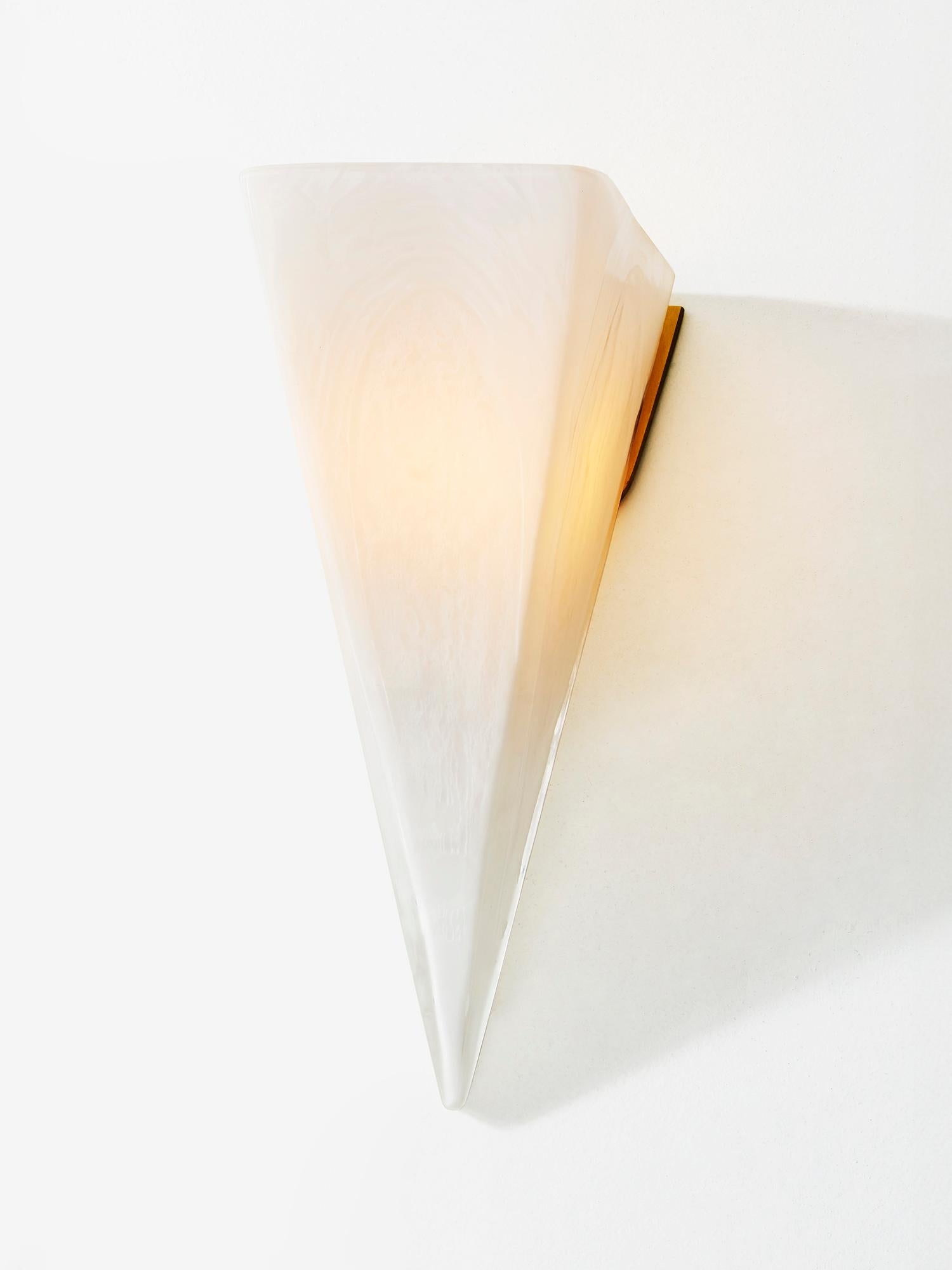 Pavillion Sconce in ottone spazzolato e vetro lucido di Bianco Light & Space
Dimensioni: D. 10 x L. 13 x H. 23 cm.
Materiali: Ottone e vetro.

Disponibile in diverse opzioni di finitura. I prezzi possono variare. Tutte le nostre lampade possono