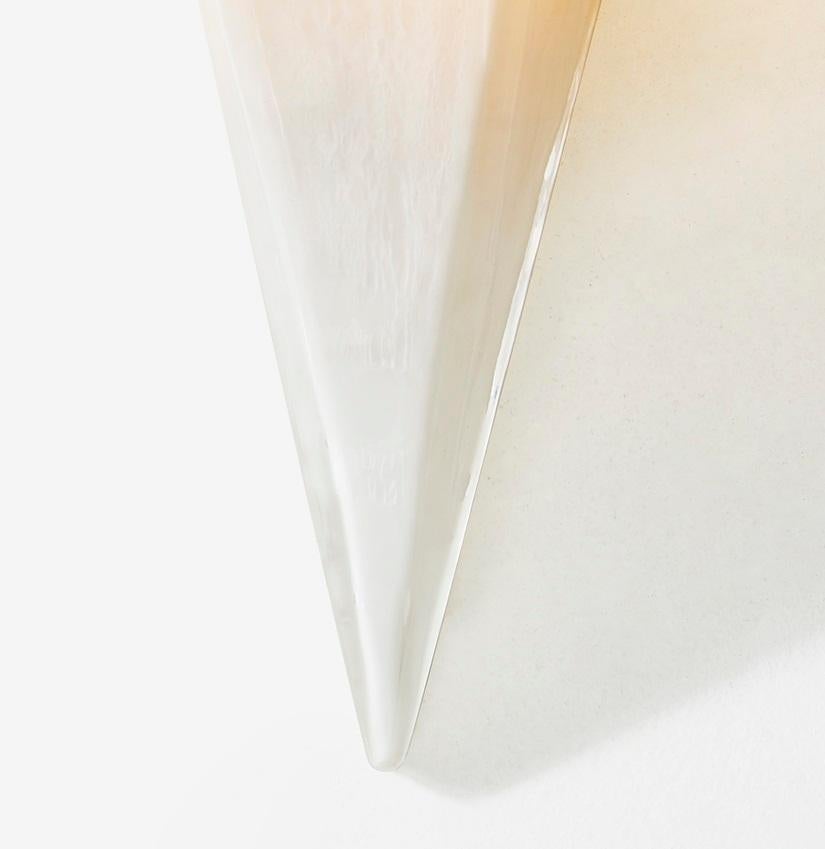 Americano Pavillion Sconce in ottone spazzolato e vetro lucido di Bianco Light & Space in vendita