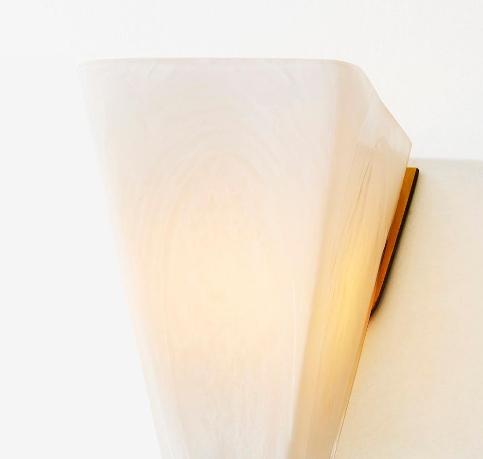 Postmoderno Pavillion Sconce in ottone spazzolato e vetro lucido di Bianco Light & Space in vendita
