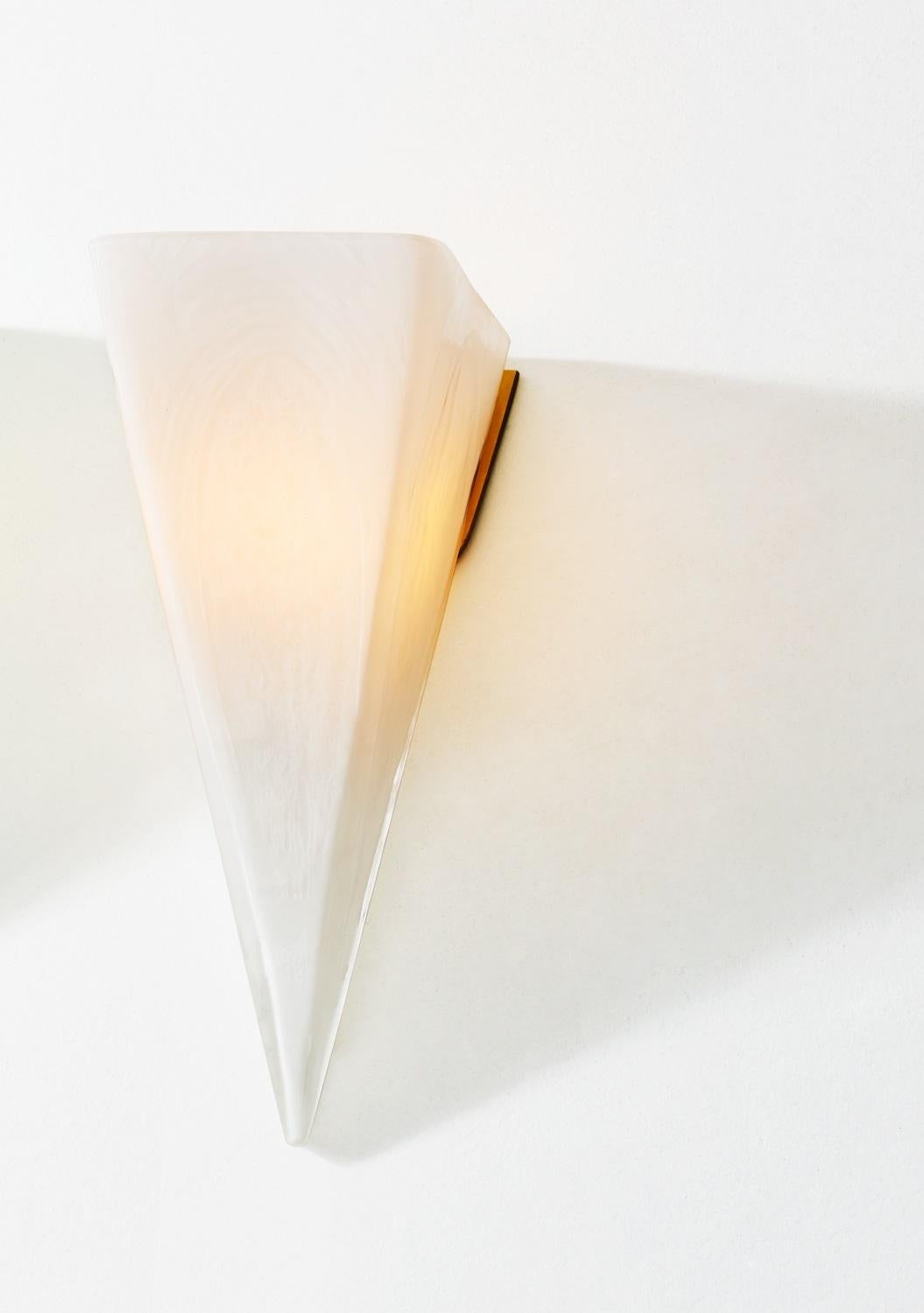 Altro Pavillion Sconce in ottone spazzolato e vetro lucido di Bianco Light & Space in vendita