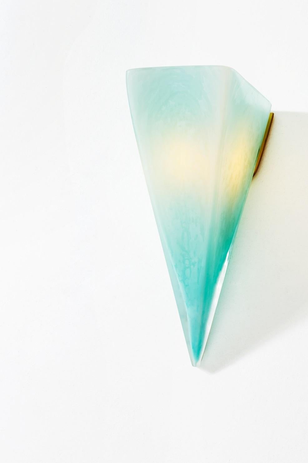 XXI secolo e contemporaneo Pavillion Sconce in ottone spazzolato e vetro lucido di Bianco Light & Space in vendita