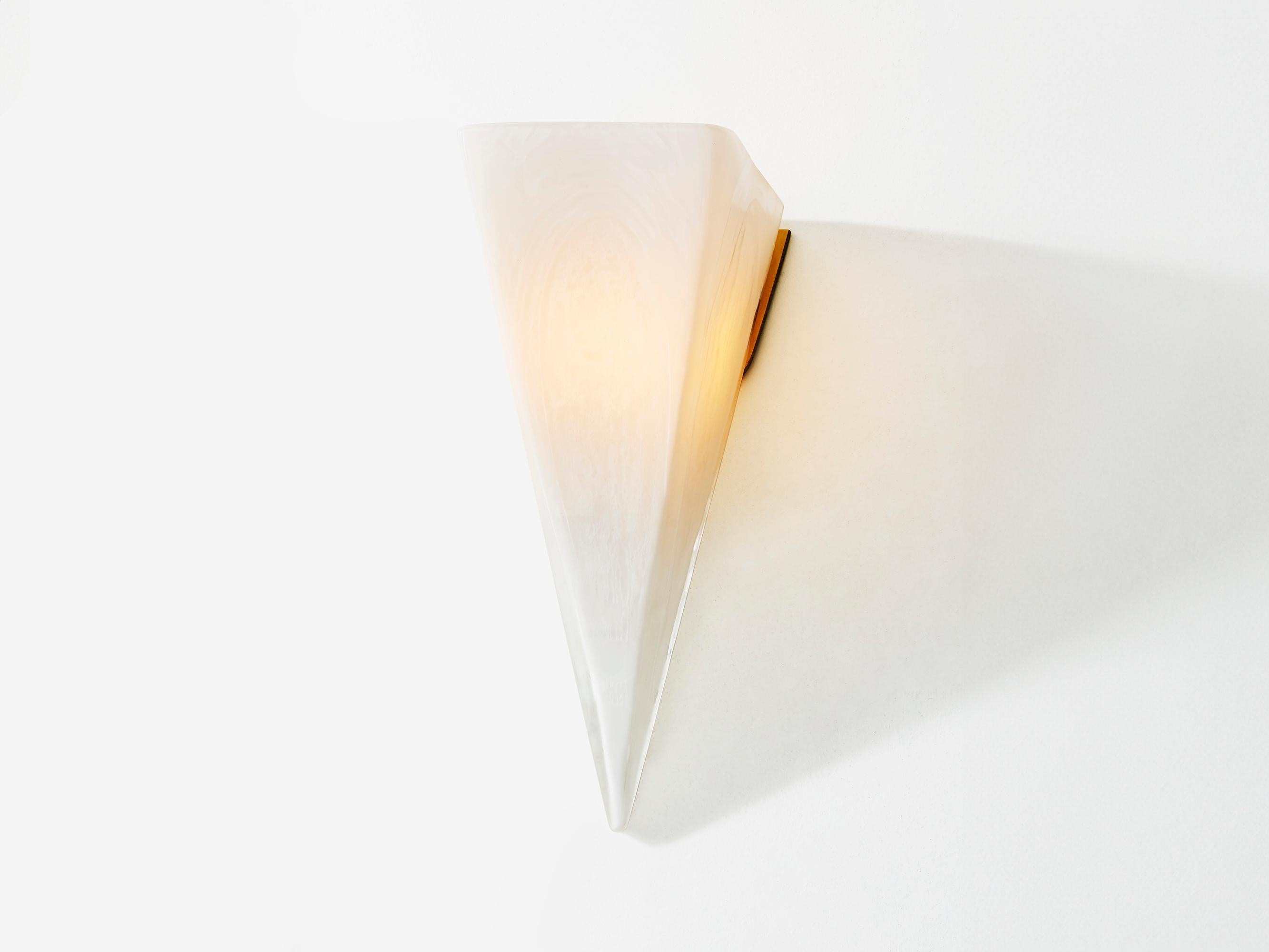 Pavillion Sconce in ottone spazzolato e vetro lucido di Bianco Light & Space In condizioni Nuovo in vendita a Geneve, CH