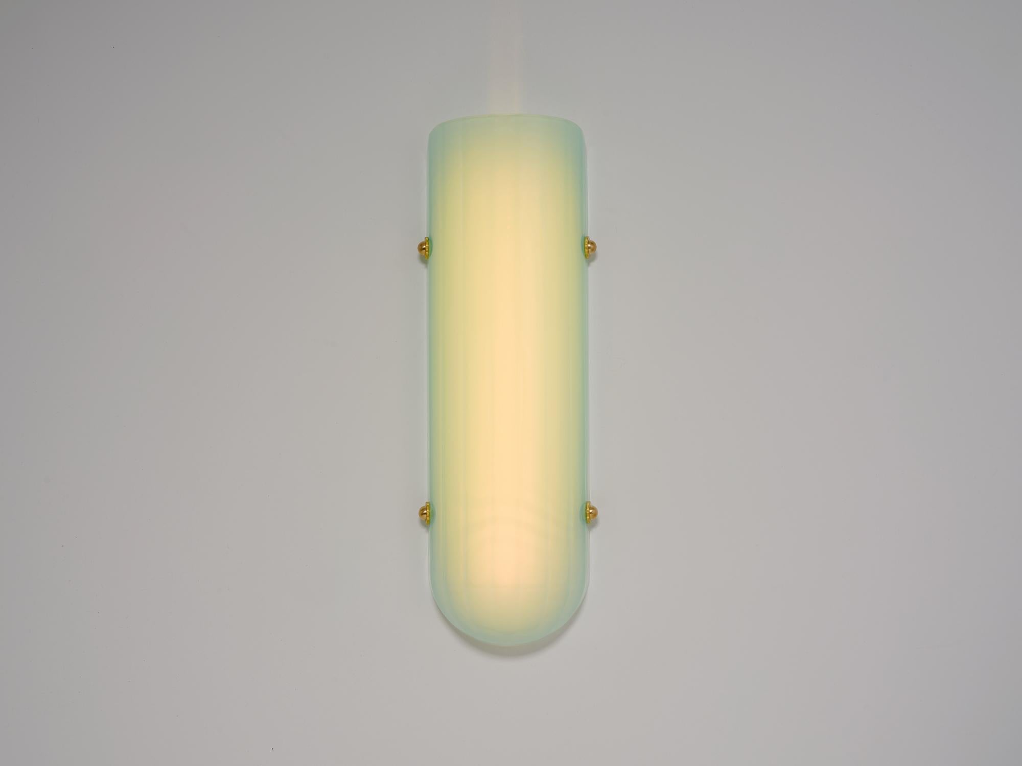 Postmoderno Sconce Selene in ottone spazzolato e vetro lucido Ajiote di Bianco Light + Space in vendita