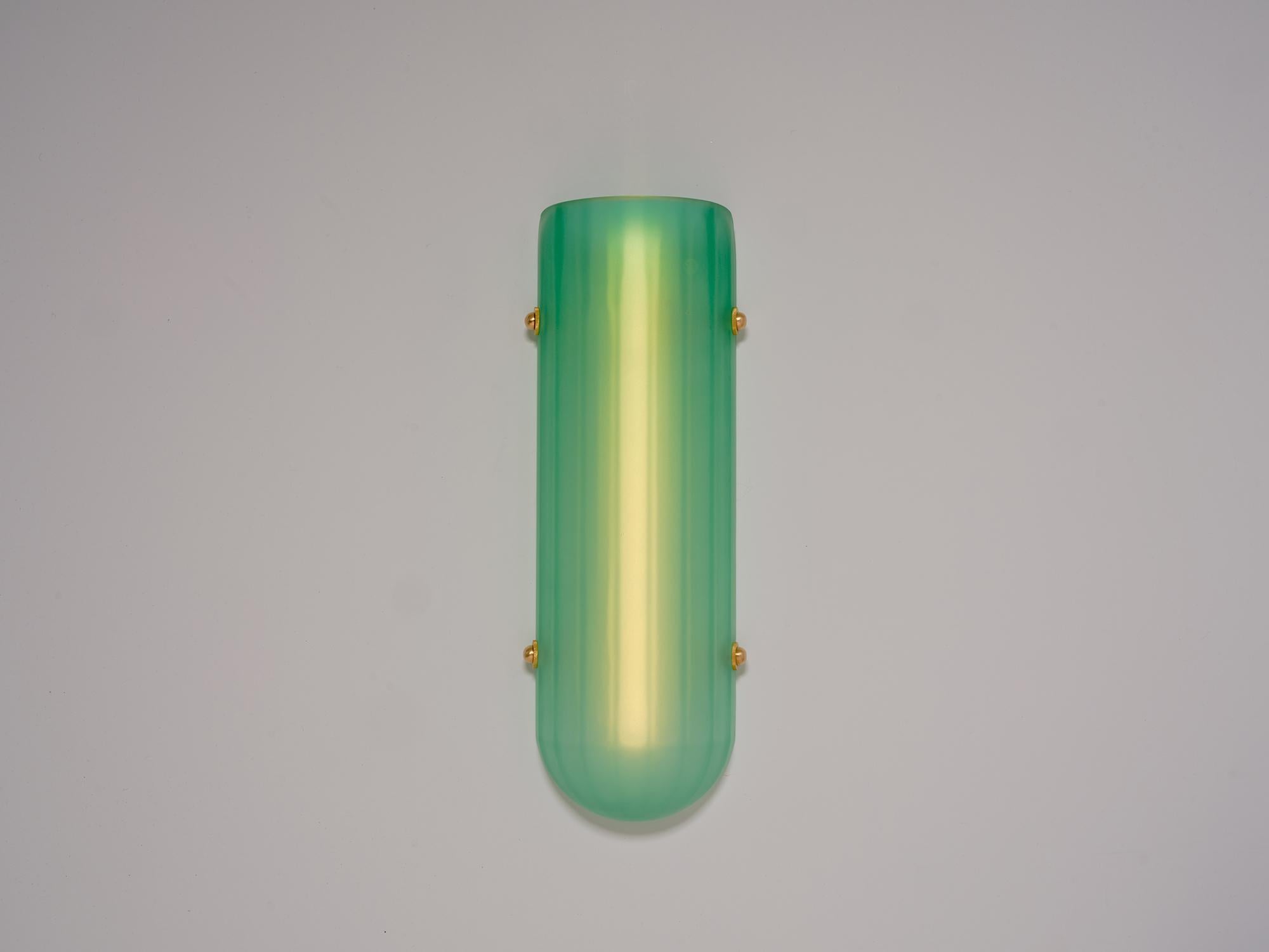 XXI secolo e contemporaneo Sconce Selene in ottone spazzolato e vetro lucido Ajiote di Bianco Light + Space in vendita