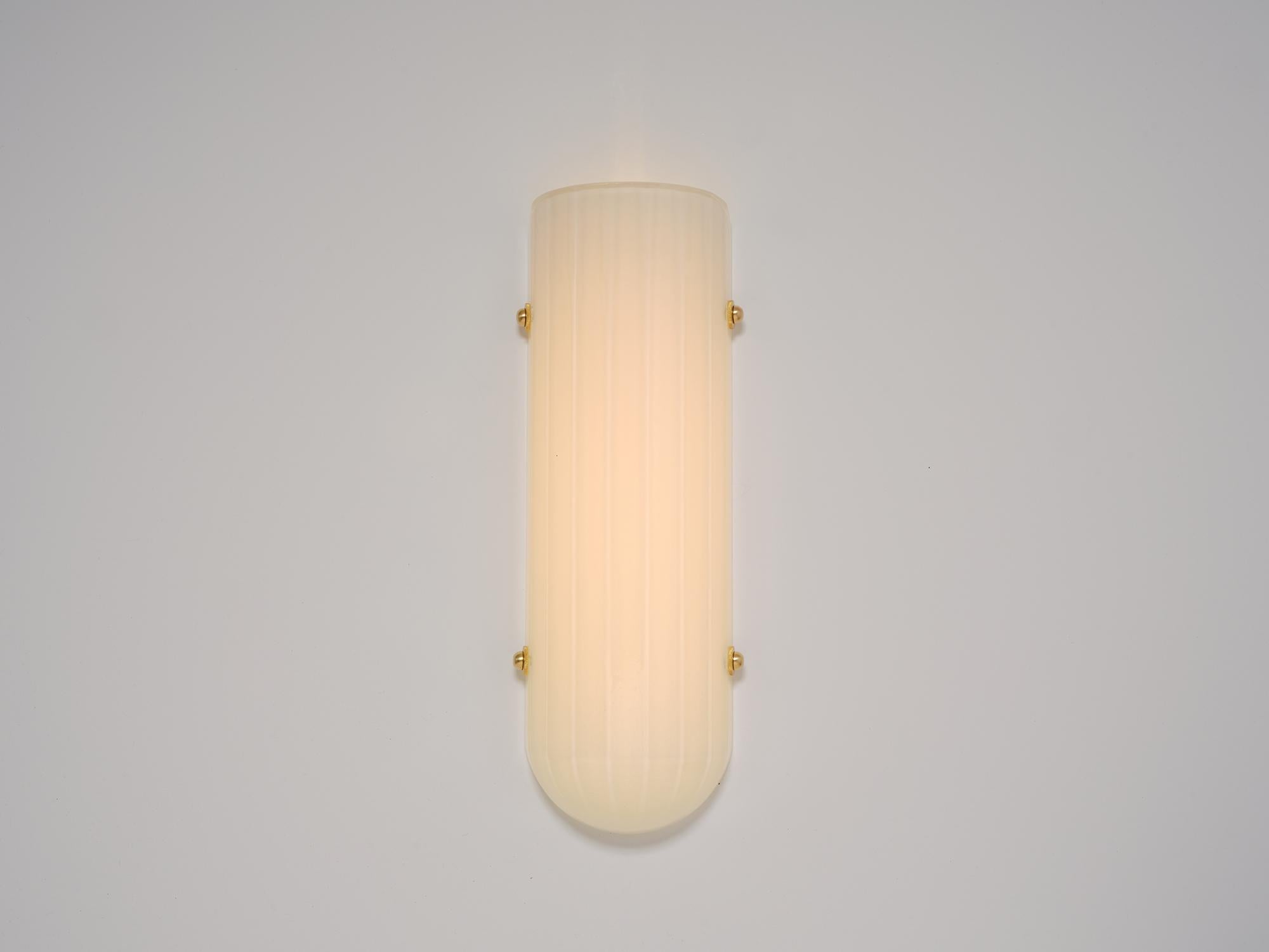 Postmoderno Sconce Selene in ottone spazzolato e vetro lucido al quarzo di Bianco Light & Space in vendita