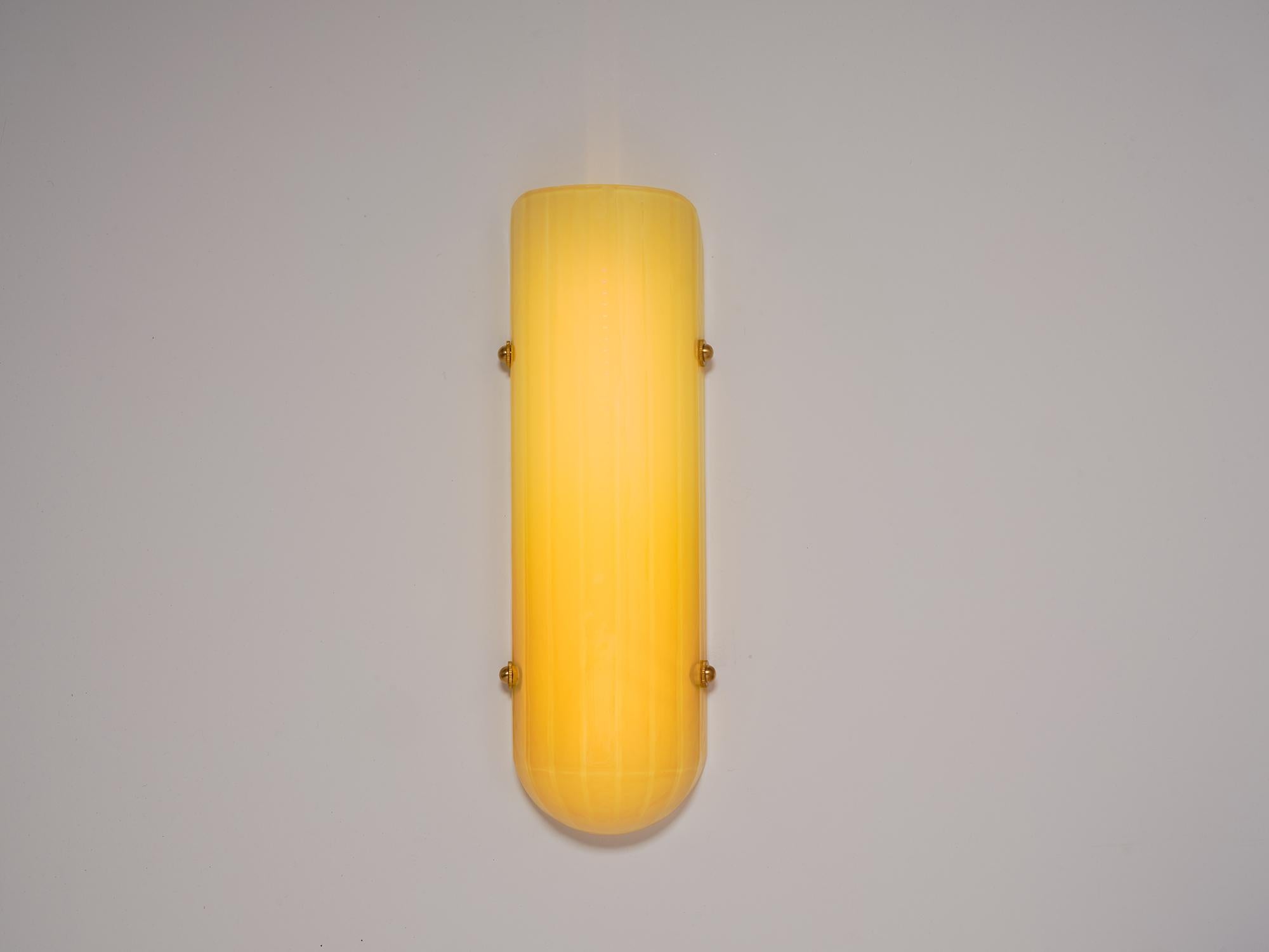 Americano Sconce Selene in ottone spazzolato e vetro lucido al quarzo di Bianco Light & Space in vendita