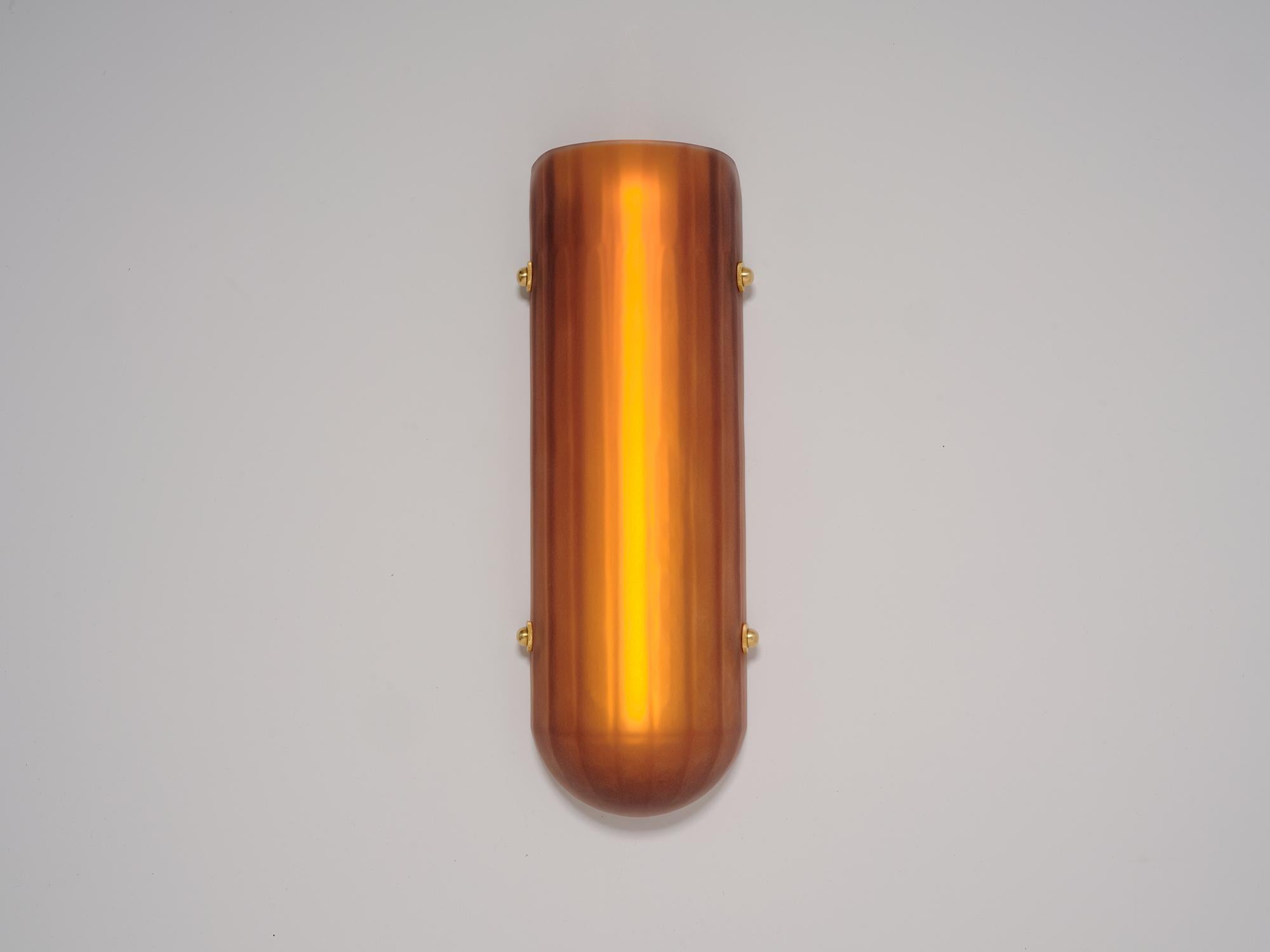 Sconce Selene in ottone spazzolato e vetro lucido al quarzo di Bianco Light & Space In condizioni Nuovo in vendita a Geneve, CH