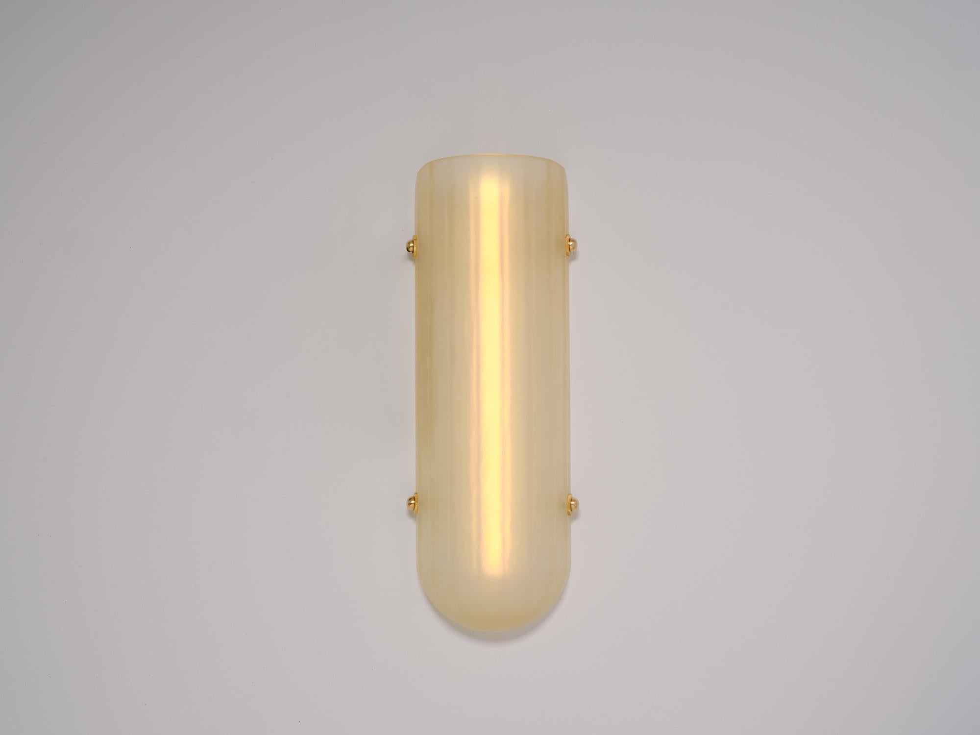 Sconce Selene in ottone spazzolato e vetro lucido al quarzo di Bianco Light & Space in vendita 3