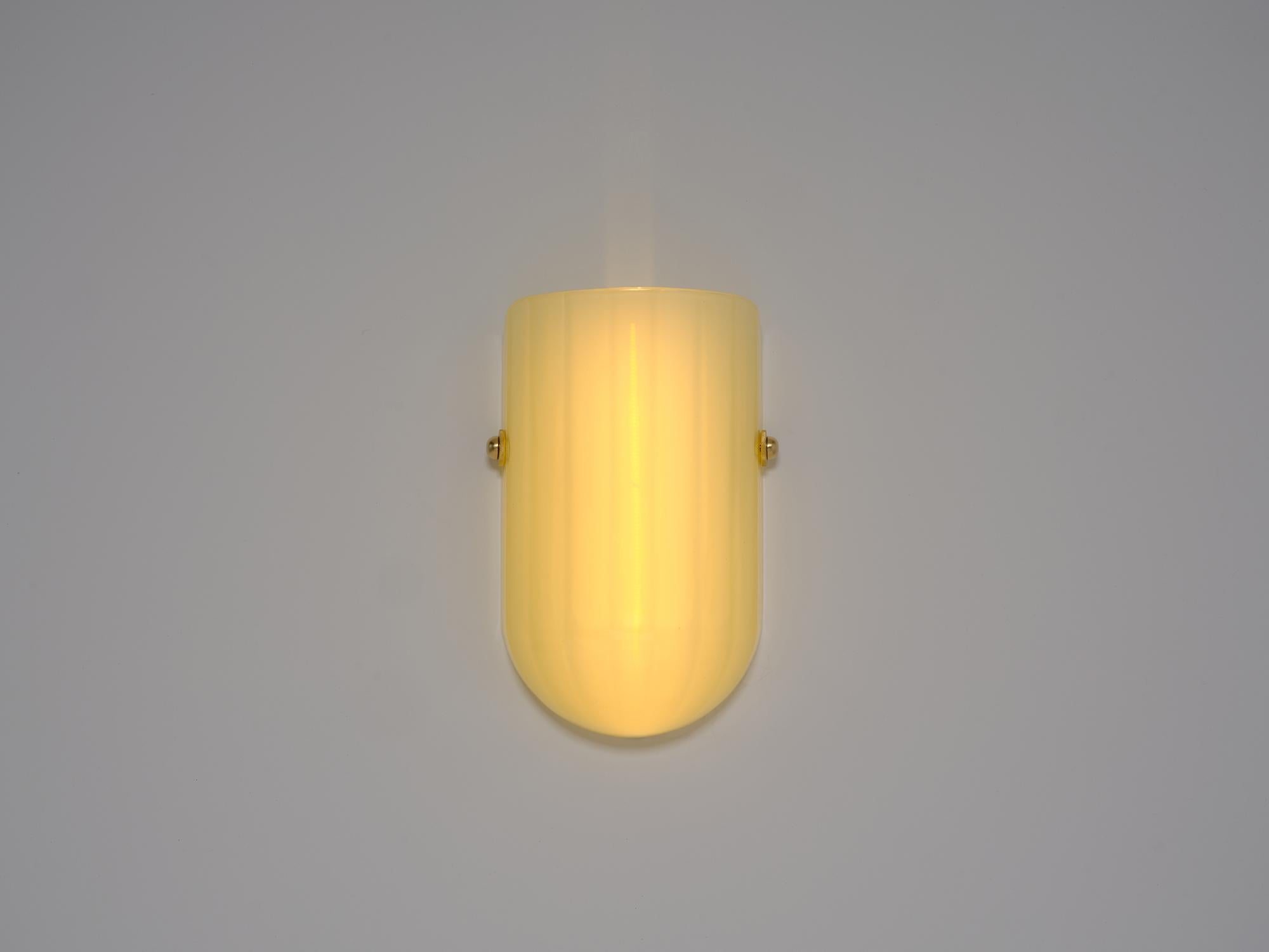 Postmoderno Sconce Selene Mezzo in ottone spazzolato e vetro d'agata di Bianco Light + Space in vendita