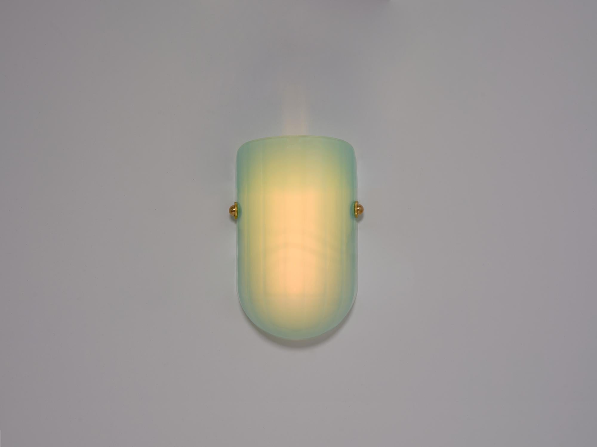 Americano Sconce Selene Mezzo in ottone spazzolato e vetro d'agata di Bianco Light + Space in vendita