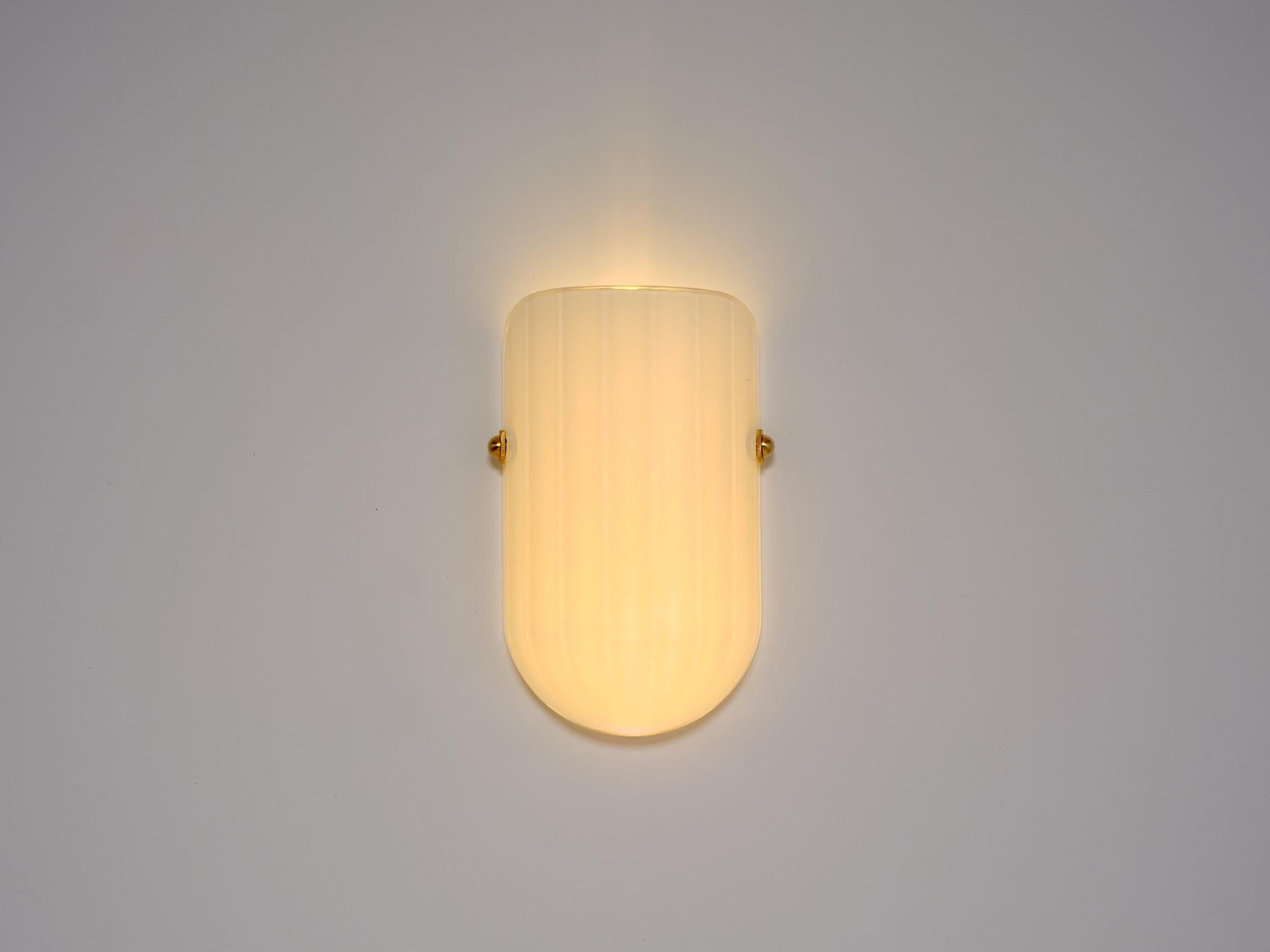 Ottone Sconce Selene Mezzo in ottone spazzolato e vetro d'agata di Bianco Light + Space in vendita