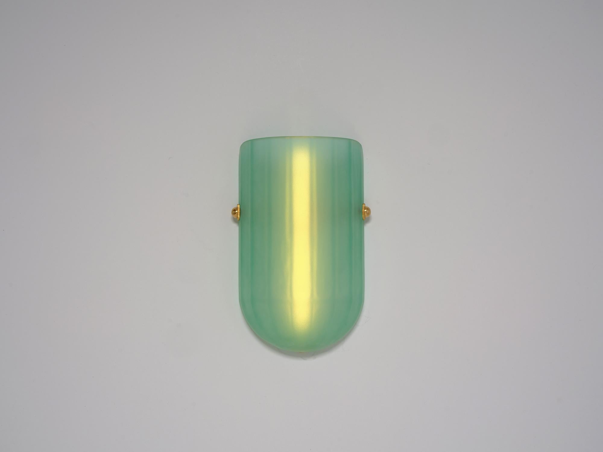XXI secolo e contemporaneo Sconce Selene Mezzo in ottone spazzolato e vetro d'agata di Bianco Light + Space in vendita