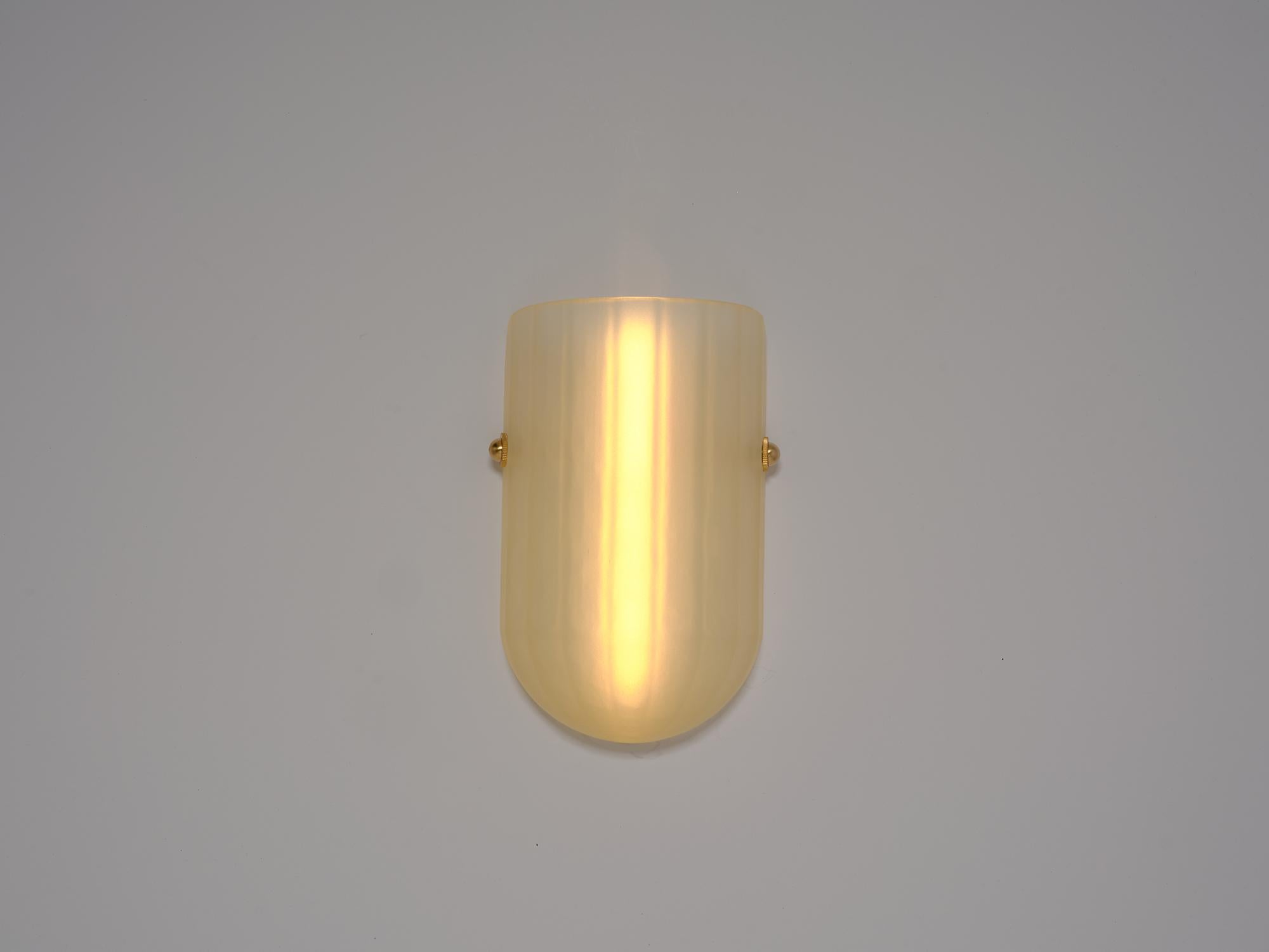 Sconce Selene Mezzo in ottone spazzolato e vetro d'agata di Bianco Light + Space in vendita 3