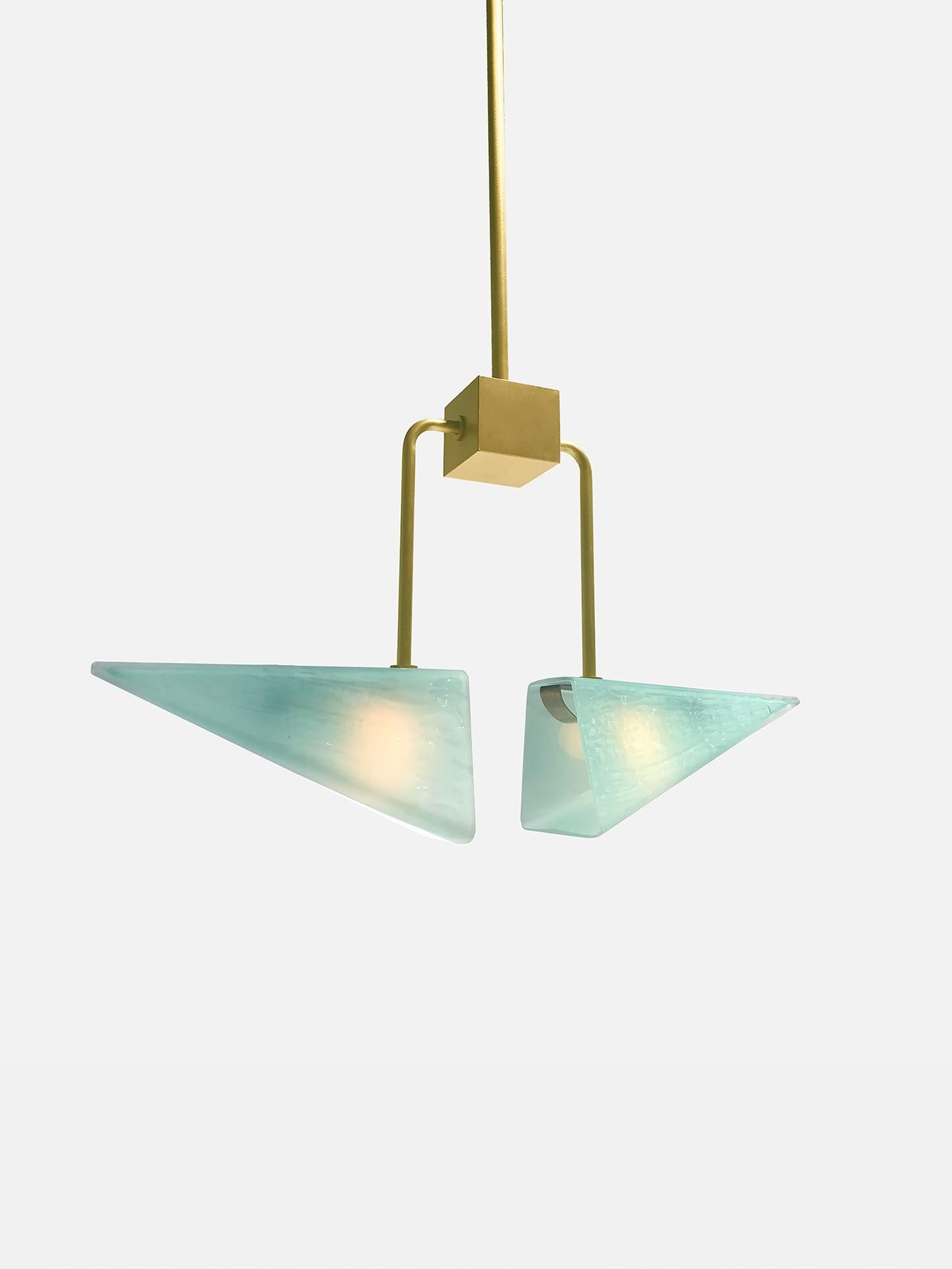 Lampada a sospensione Equinox in ottone e vetro lucido Ajoite di Bianco Light & Space
Dimensioni: D 13 x L 51 x H 46 cm.
Materiali: Ottone e vetro.

Disponibile in diverse opzioni di finitura. I prezzi possono variare. Tutte le nostre lampade