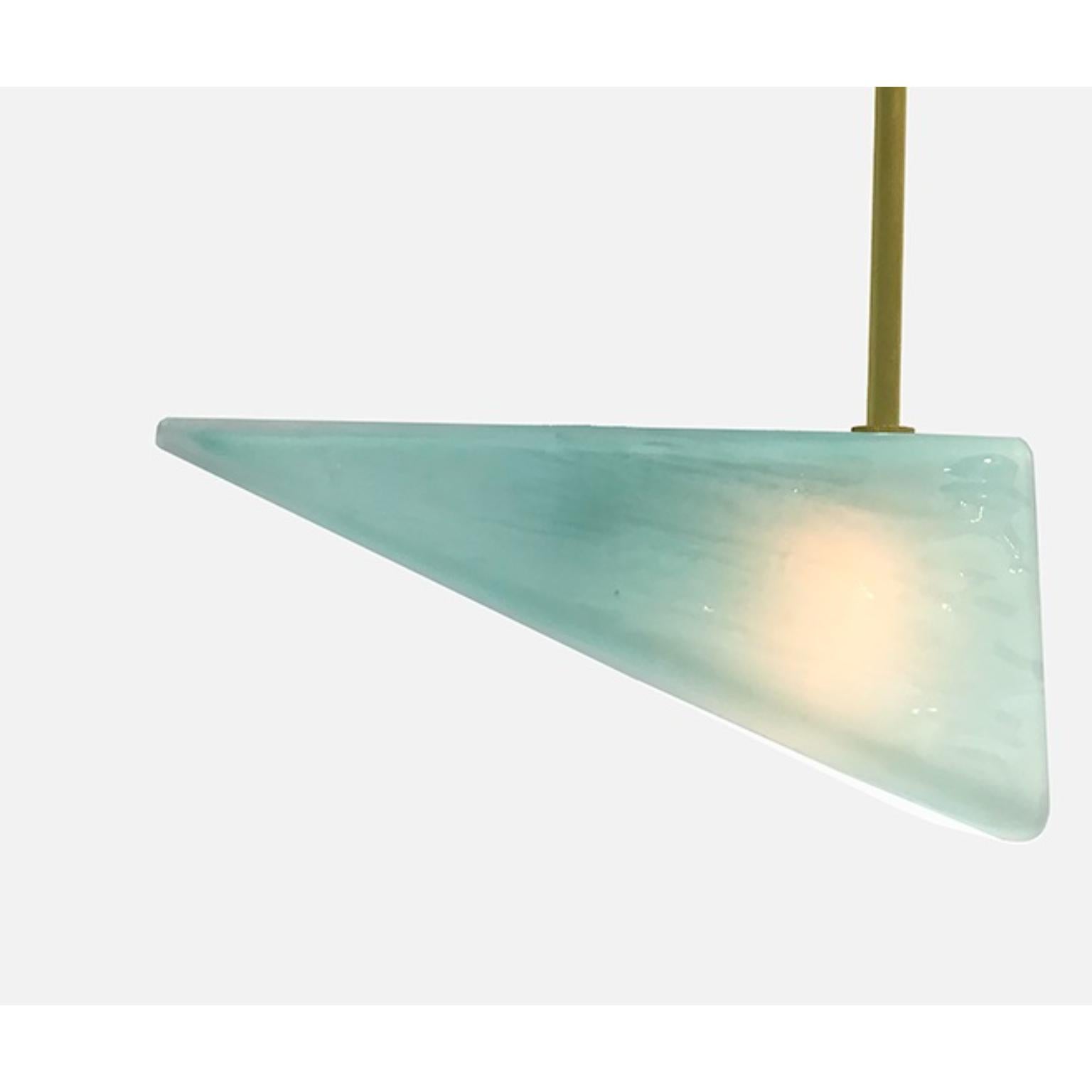 Postmoderno Lampada a sospensione Equinox in ottone e vetro lucido Ajoite di Bianco Light & Space in vendita