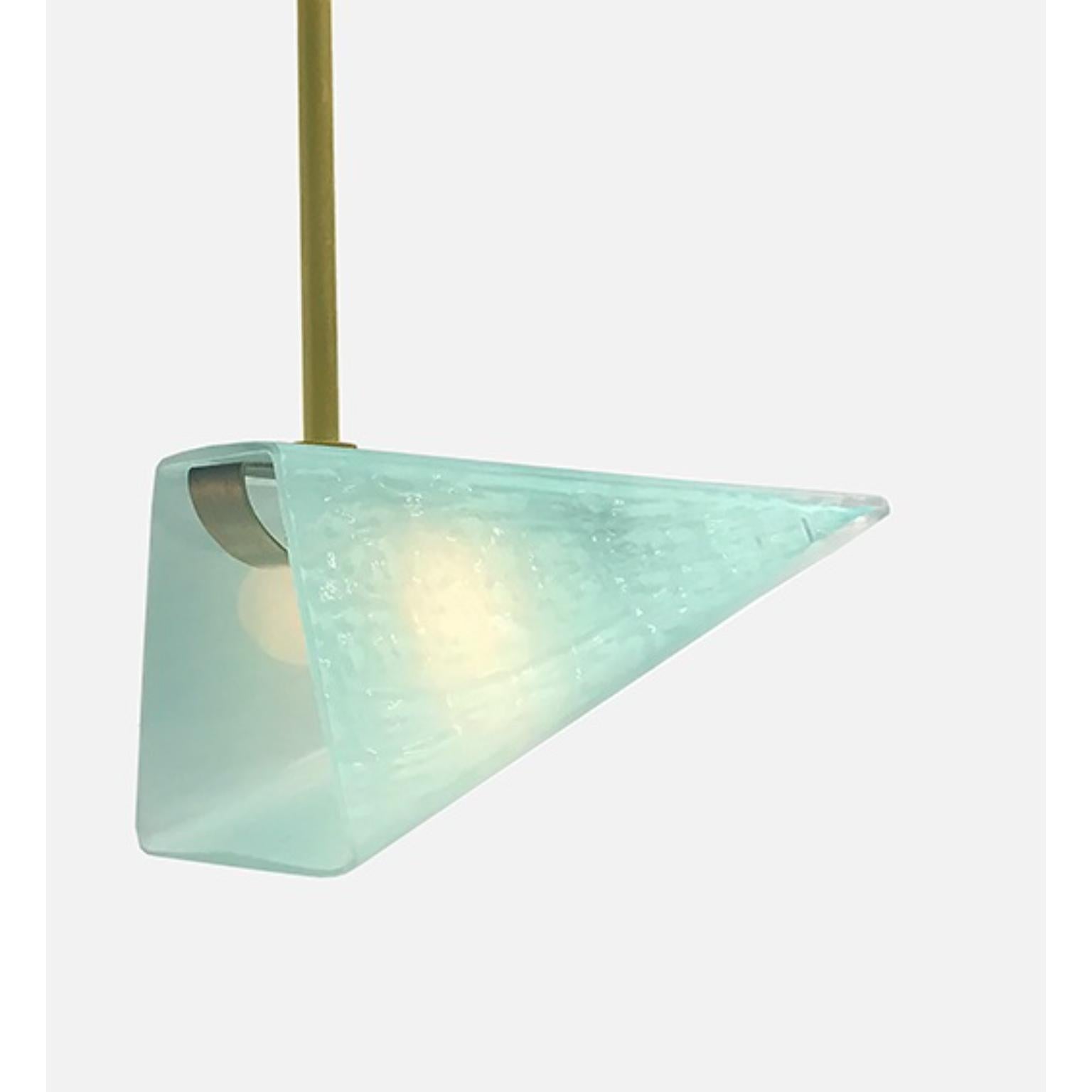 Americano Lampada a sospensione Equinox in ottone e vetro lucido Ajoite di Bianco Light & Space in vendita