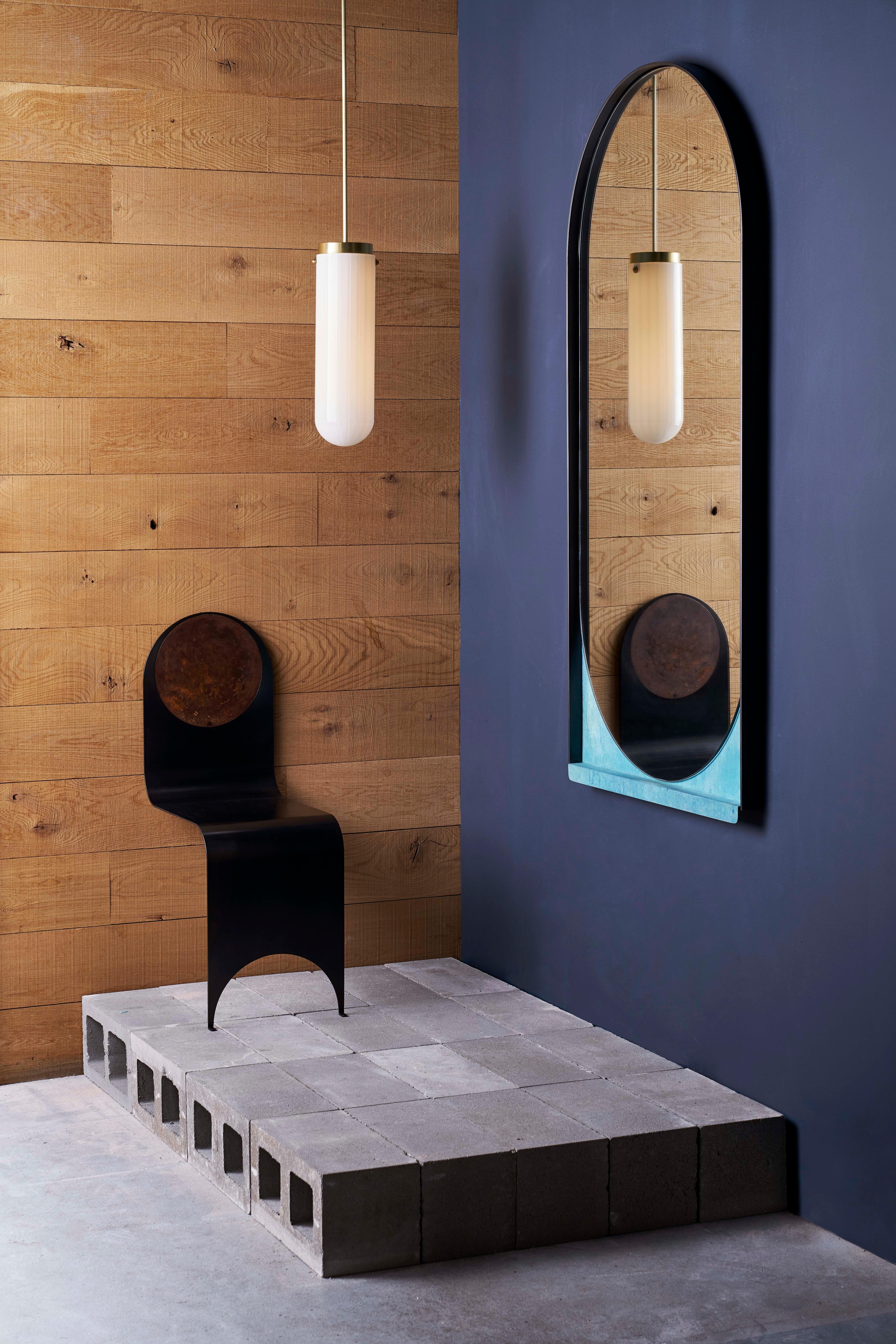 Postmoderno Lampada a sospensione Helios in ottone e vetro lucido al quarzo di Bianco Light & Space in vendita