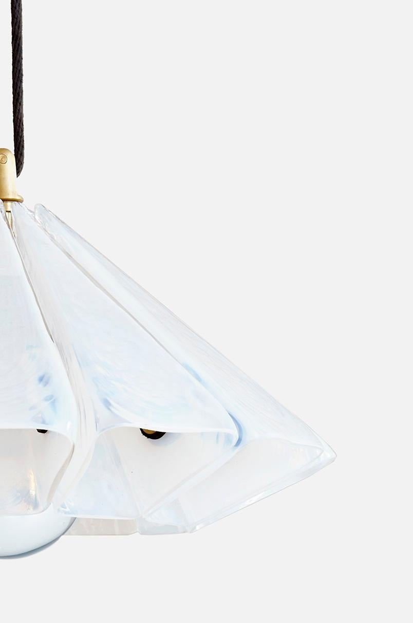 Sirius Pendelleuchte aus Messing, Leder und Opalglas von Bianco Light + Space (Postmoderne) im Angebot