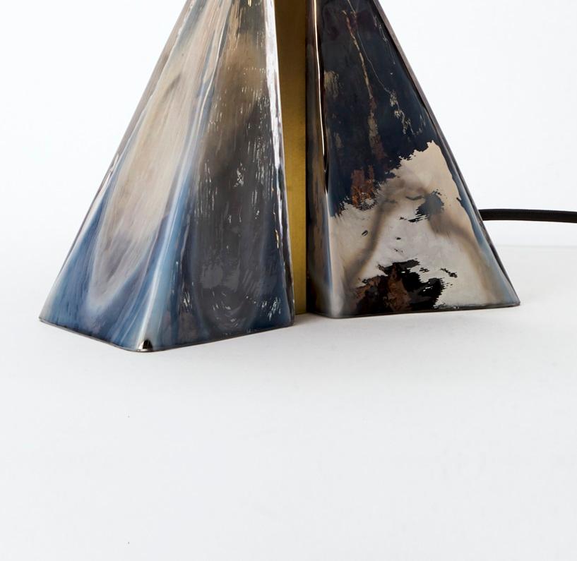 Fulcrum Tischleuchte aus Messing und verspiegeltem Silberglas von Bianco Light + Space (amerikanisch) im Angebot