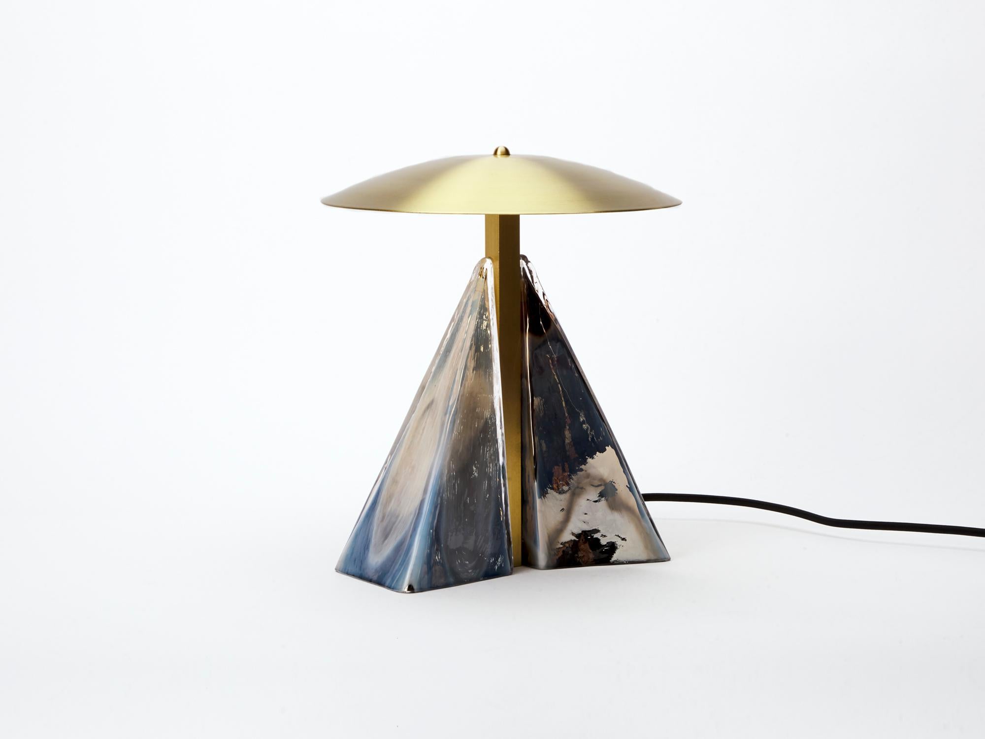 Fulcrum Tischleuchte aus Messing und verspiegeltem Silberglas von Bianco Light + Space
Abmessungen: T 28 x B 13 x H 30 cm.
MATERIALIEN: Messing und Glas.

Erhältlich in verschiedenen Ausführungen. Preise können abweichen. Alle unsere Lampen können
