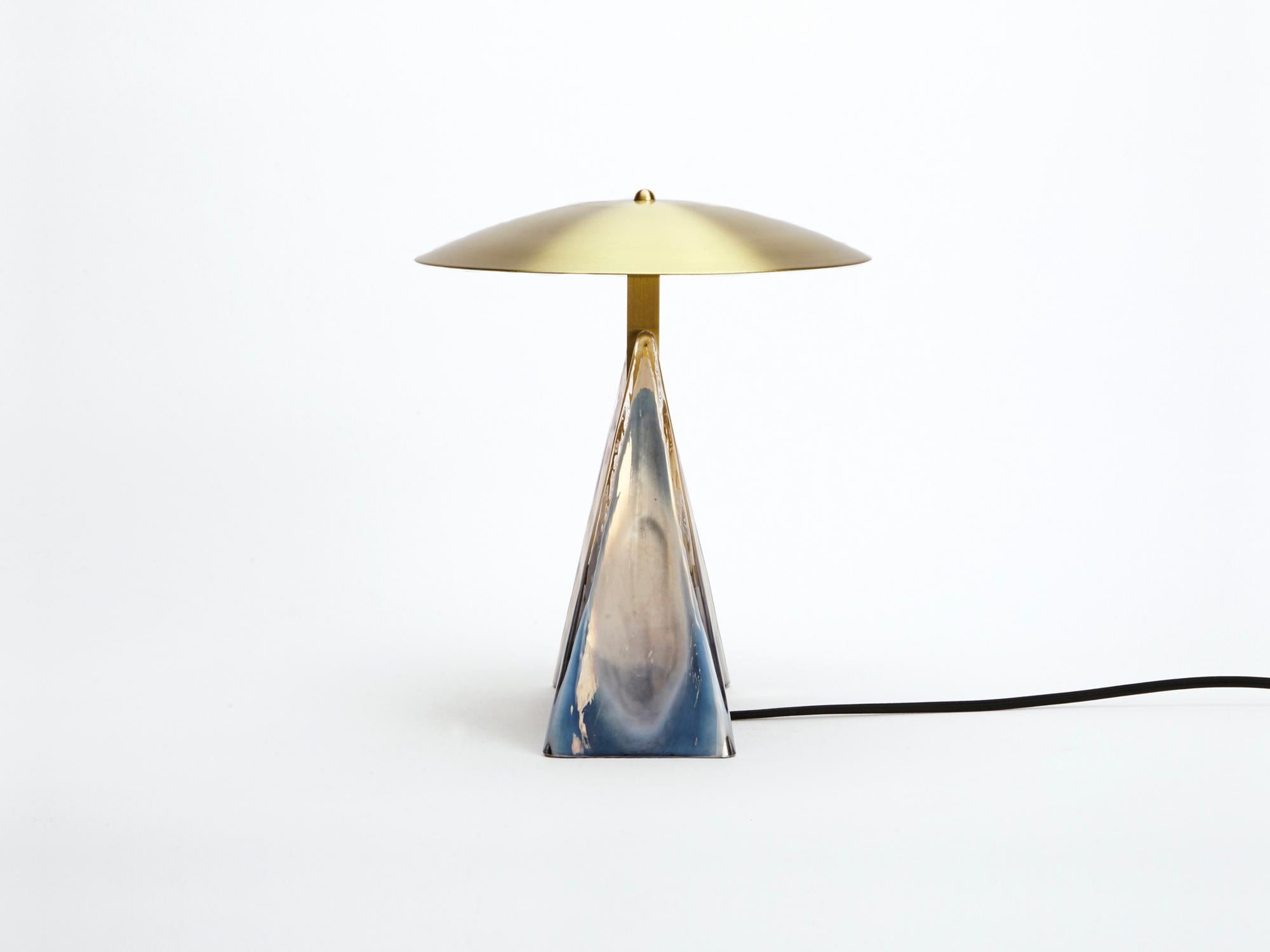 Fulcrum Tischleuchte aus Messing und verspiegeltem Silberglas von Bianco Light + Space (Sonstiges) im Angebot