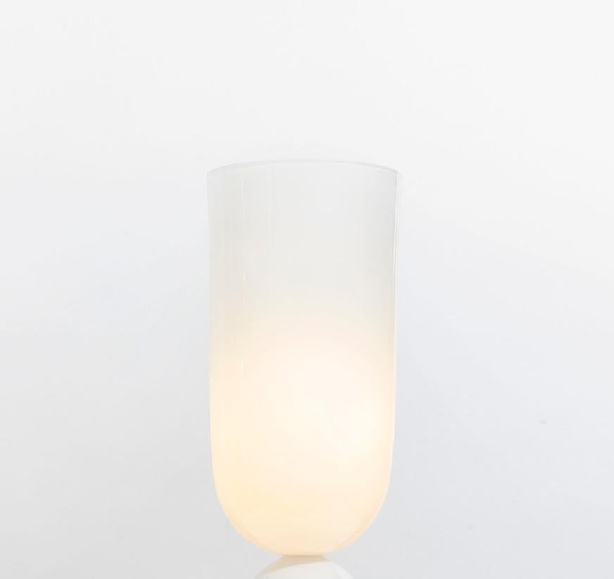 Totem 1 Tischleuchte aus glänzendem Quarzglas von Bianco Light + Space (Postmoderne) im Angebot